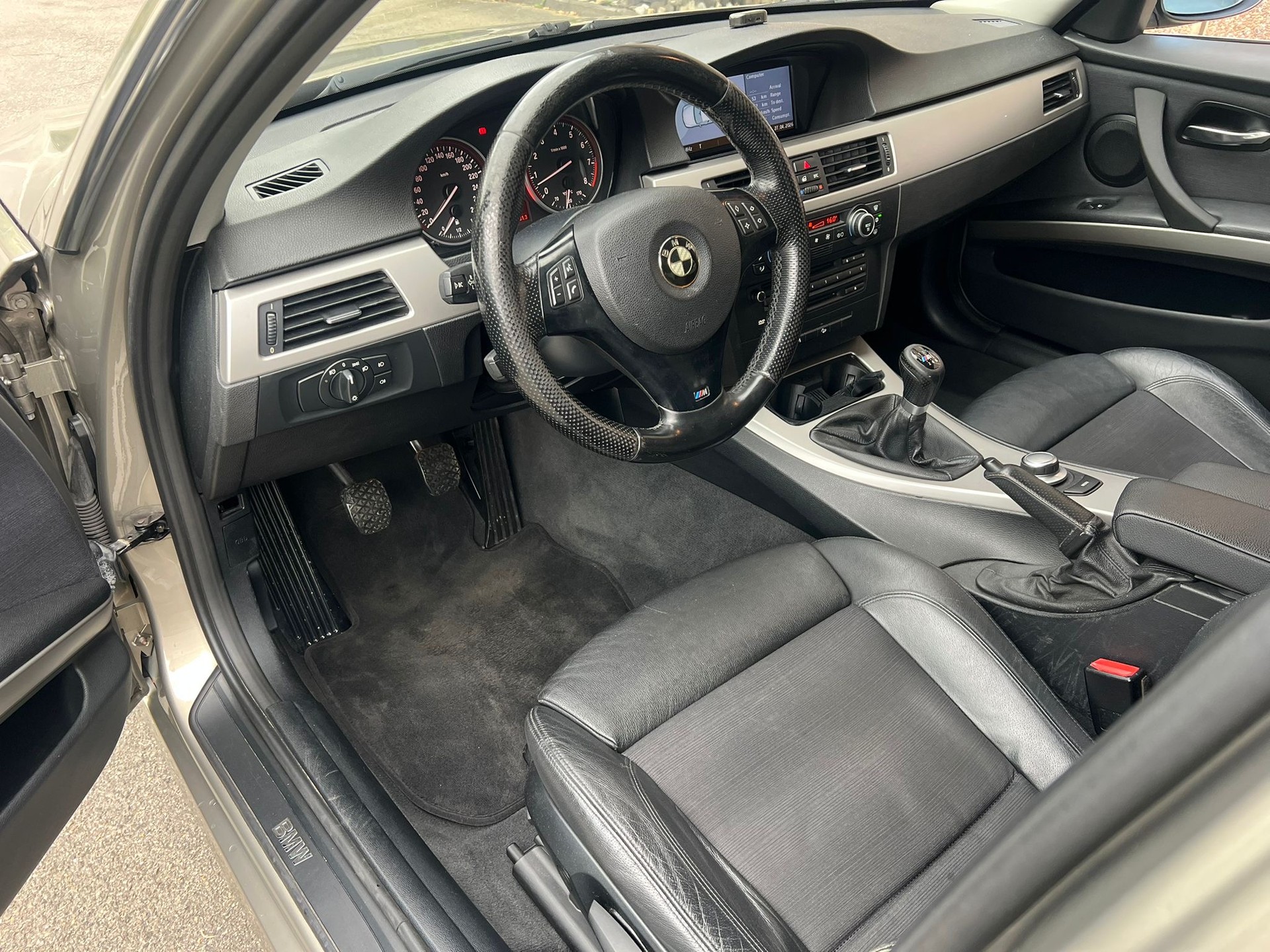 BMW 335xi-image-10