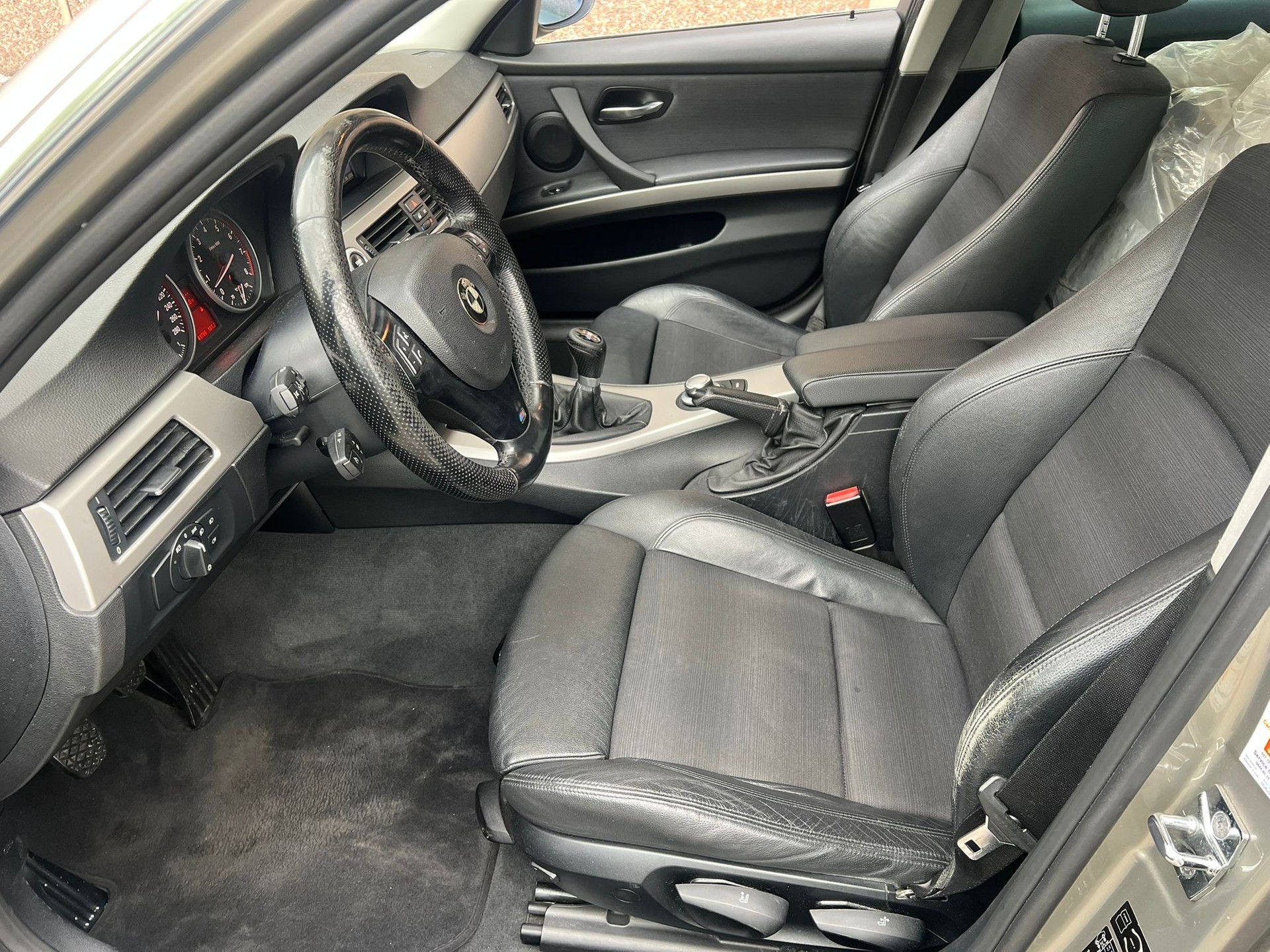BMW 335xi-image-9
