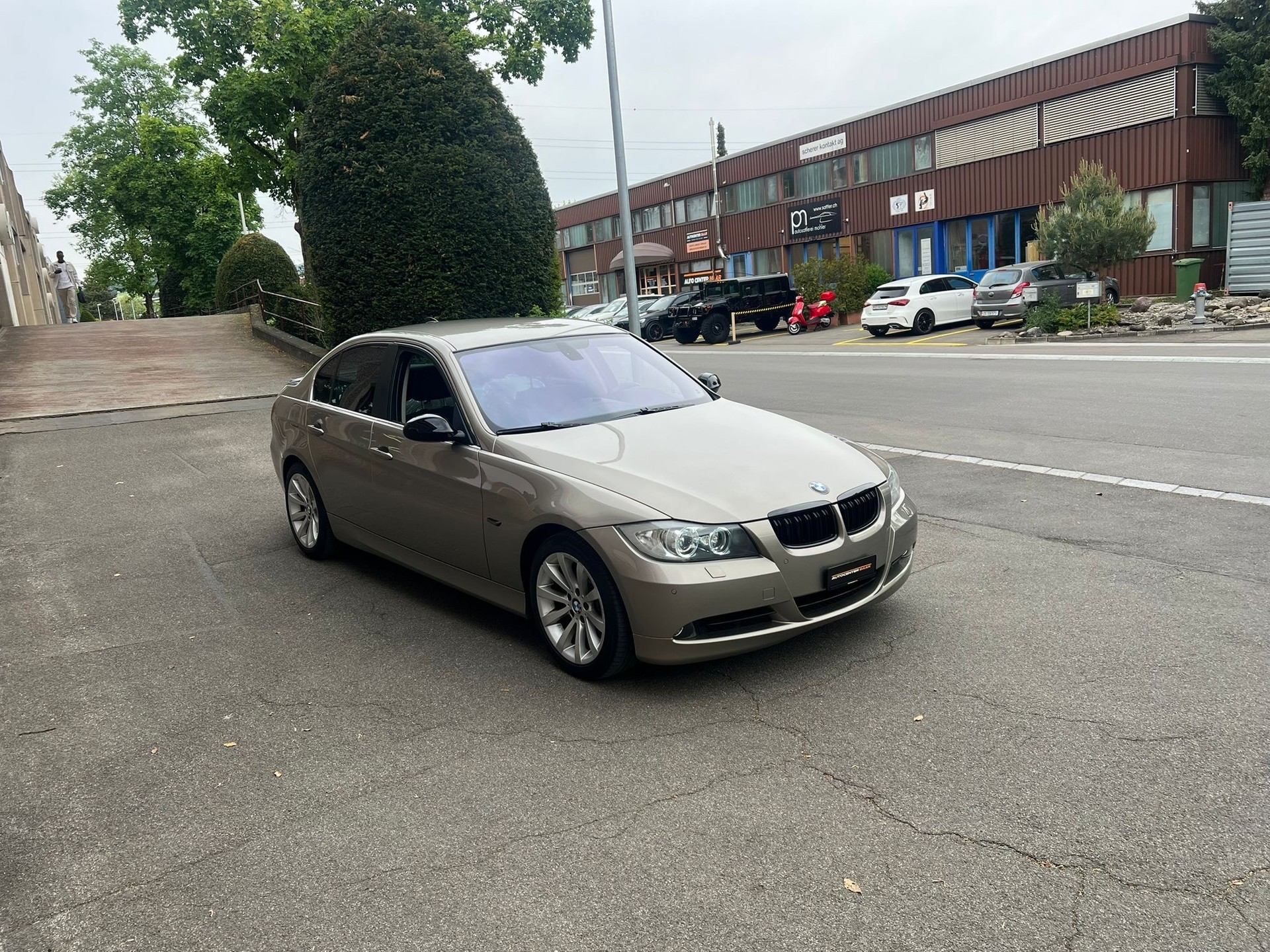 BMW 335xi-showroom-element-3