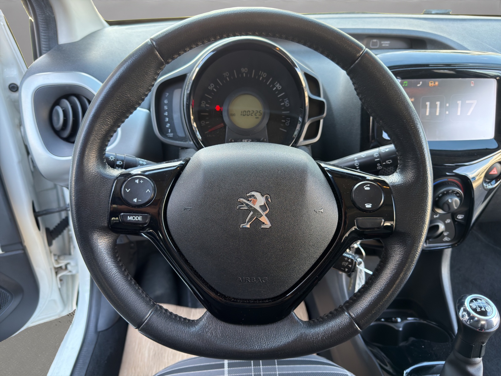 PEUGEOT 108 1.2 VTi Active-image-9