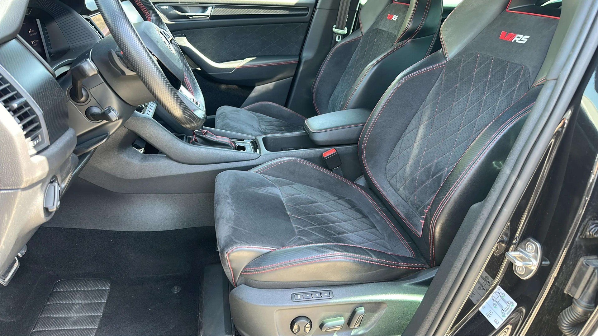 SKODA Kodiaq 2.0 Bi-TDI SCR RS 4x4 DSG mit AHK & Panoramadach-image-10