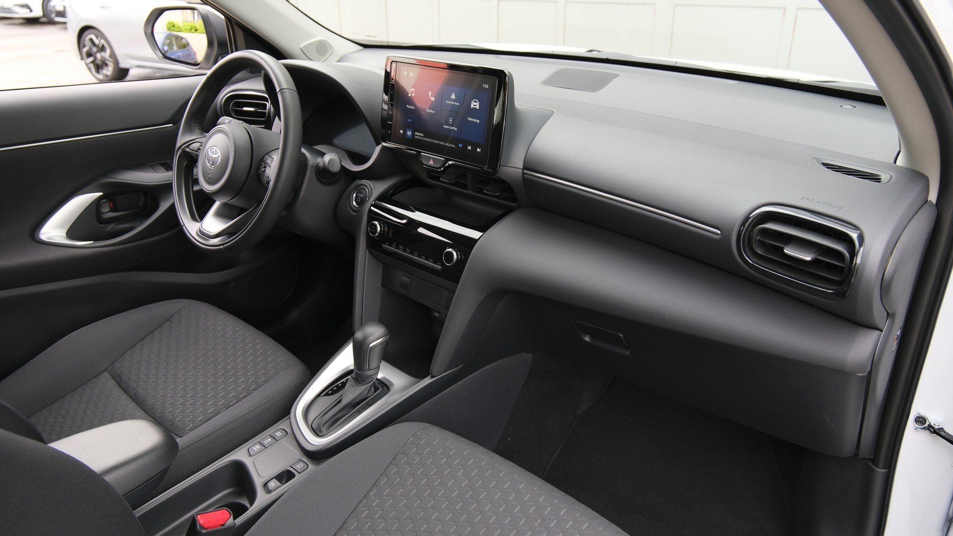 TOYOTA Yaris Cross 1.5 Trend e-CVT-image-12