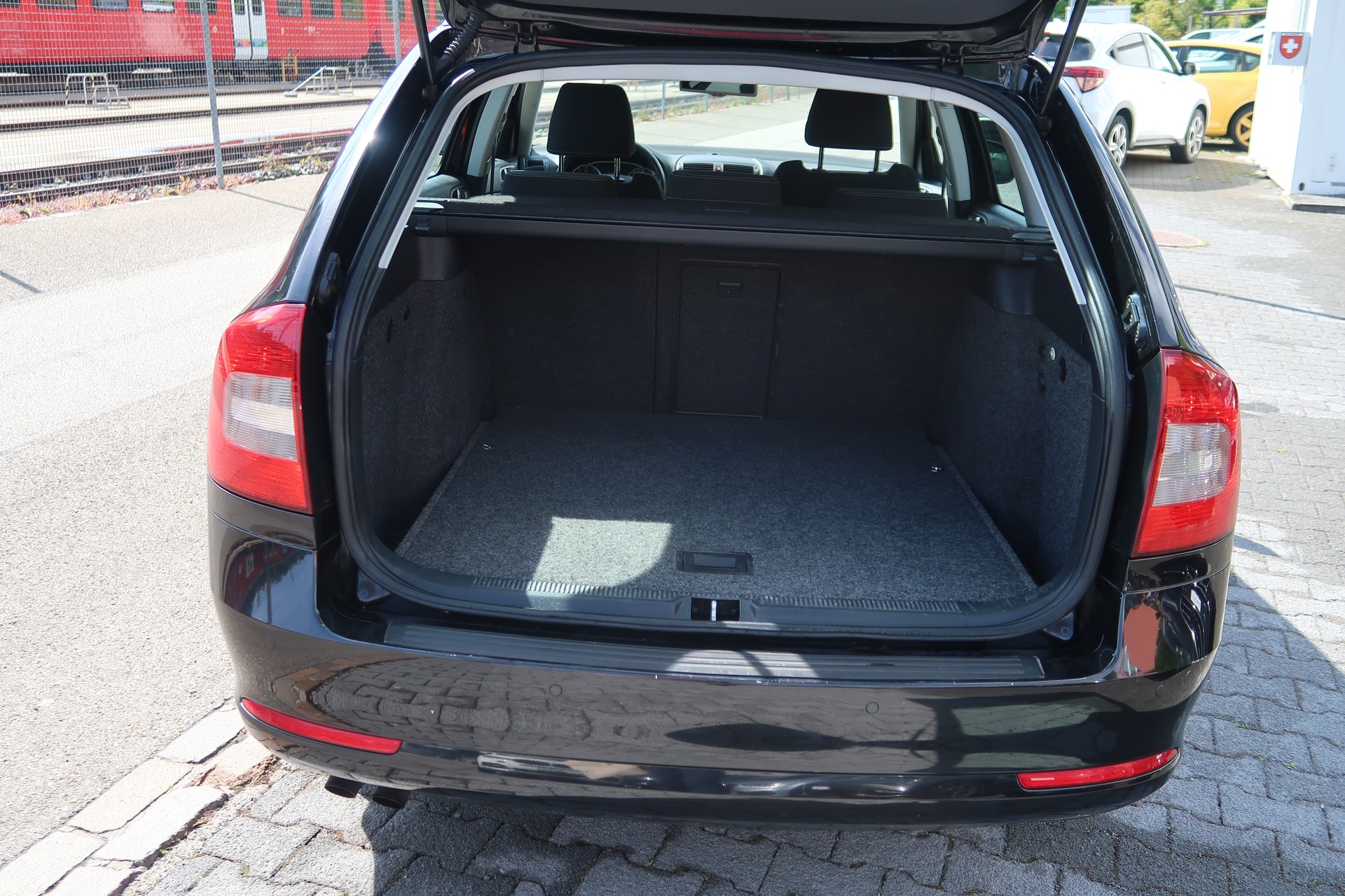 SKODA Octavia Combi 1.4 TSI Ambiente-image-17
