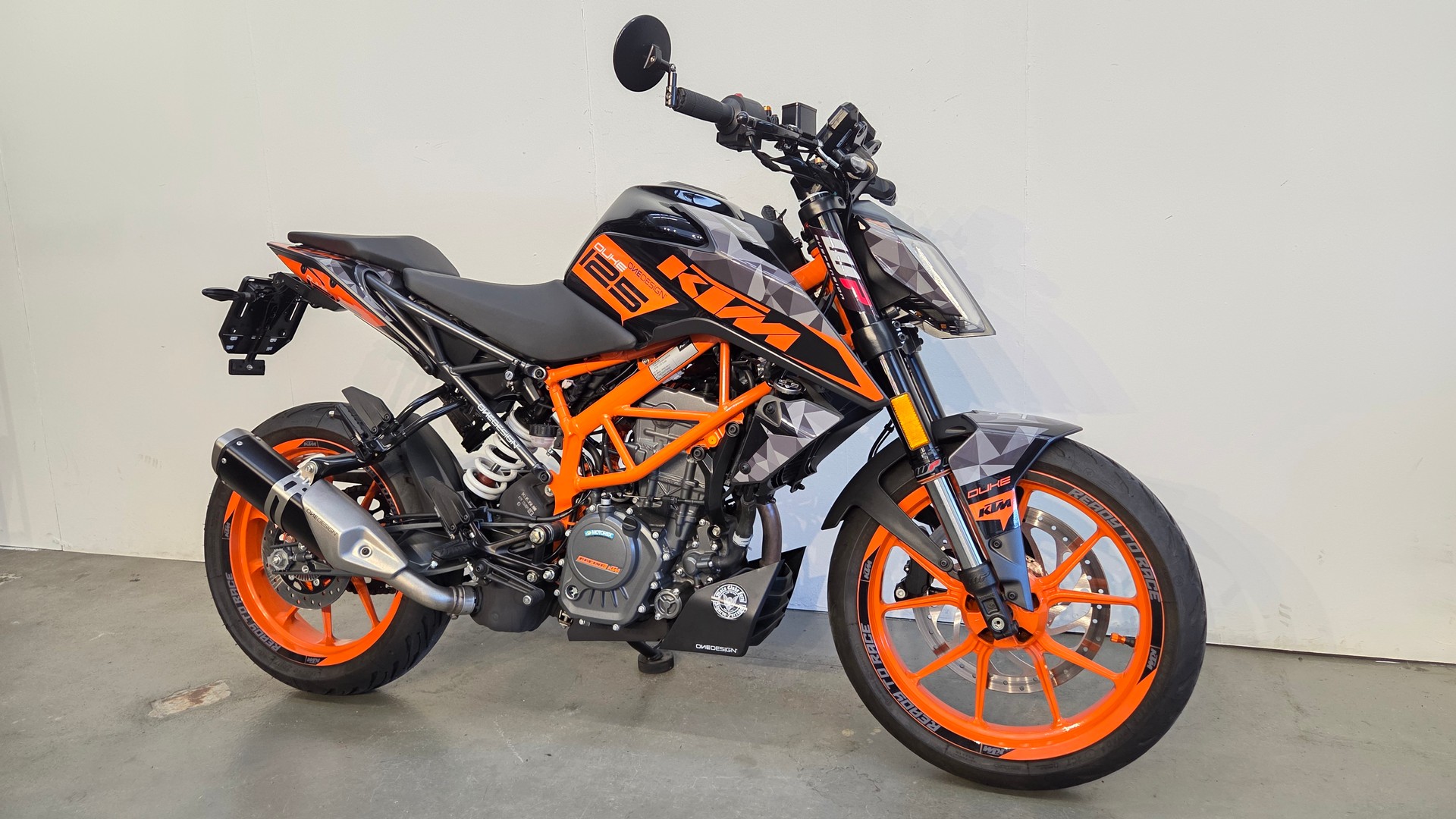 KTM 125 Duke-showroom-element-2