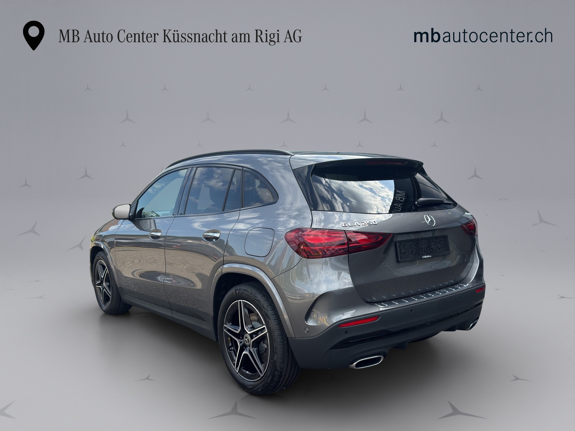 MERCEDES-BENZ GLA 250 Swiss Star AMG Line 4matic-image-3