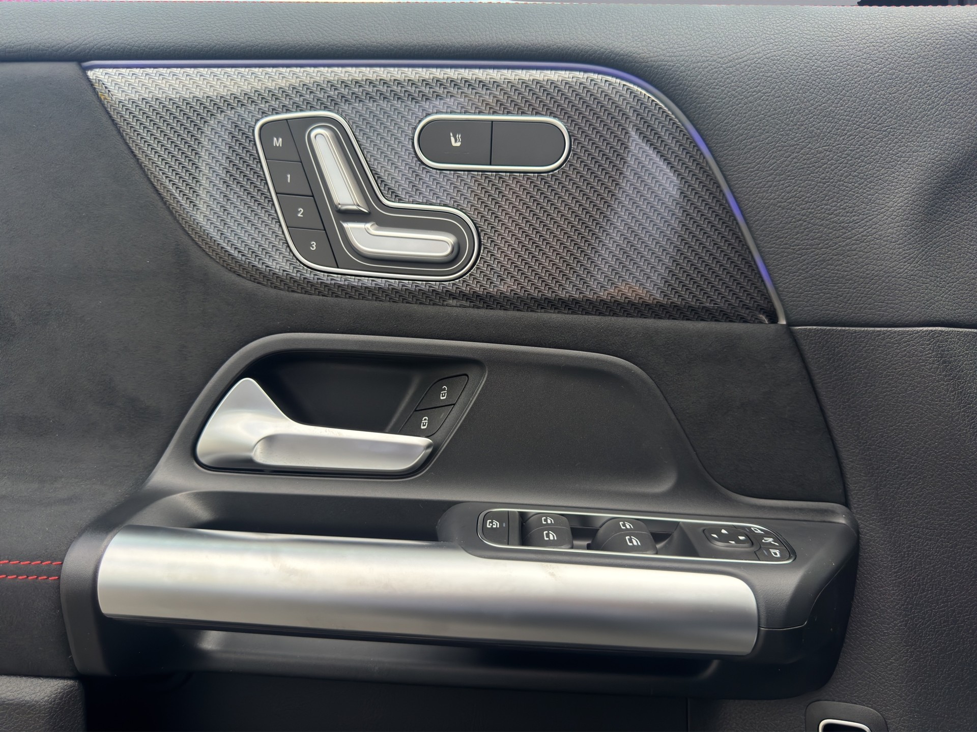 MERCEDES-BENZ GLA 250 Swiss Star AMG Line 4matic-image-19