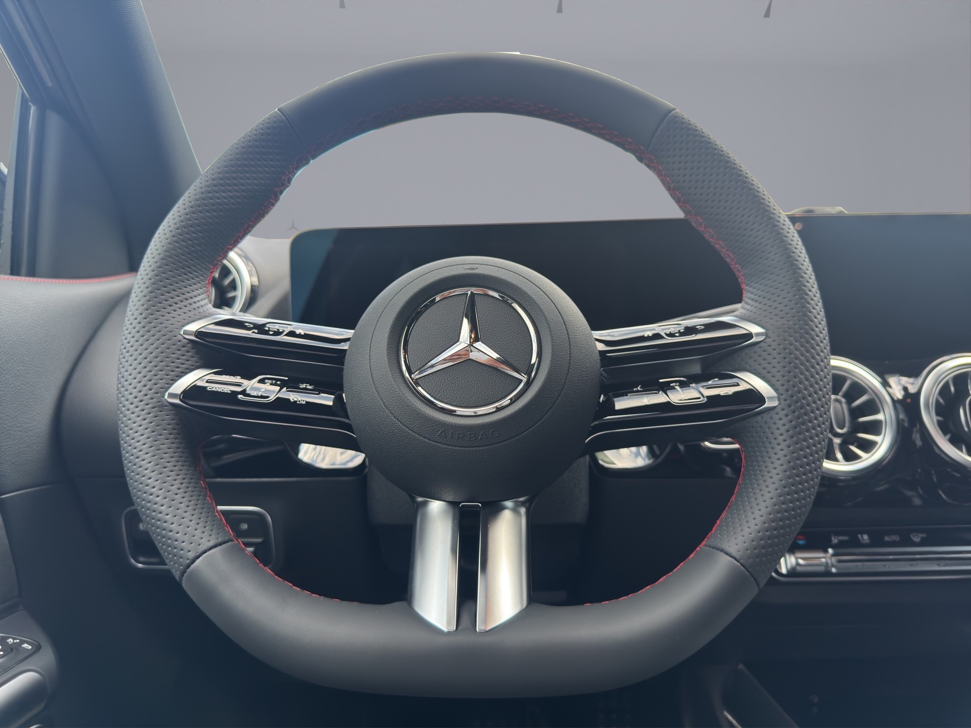 MERCEDES-BENZ GLA 250 Swiss Star AMG Line 4matic-image-9