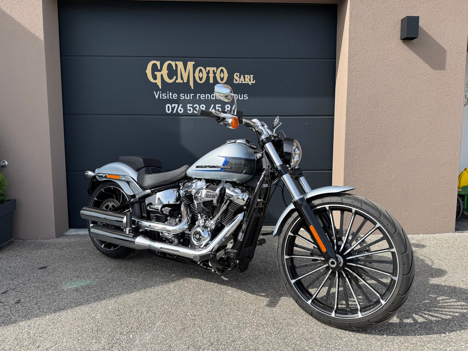HARLEY-DAVIDSON FXBR Breakout 117-showroom-element-1