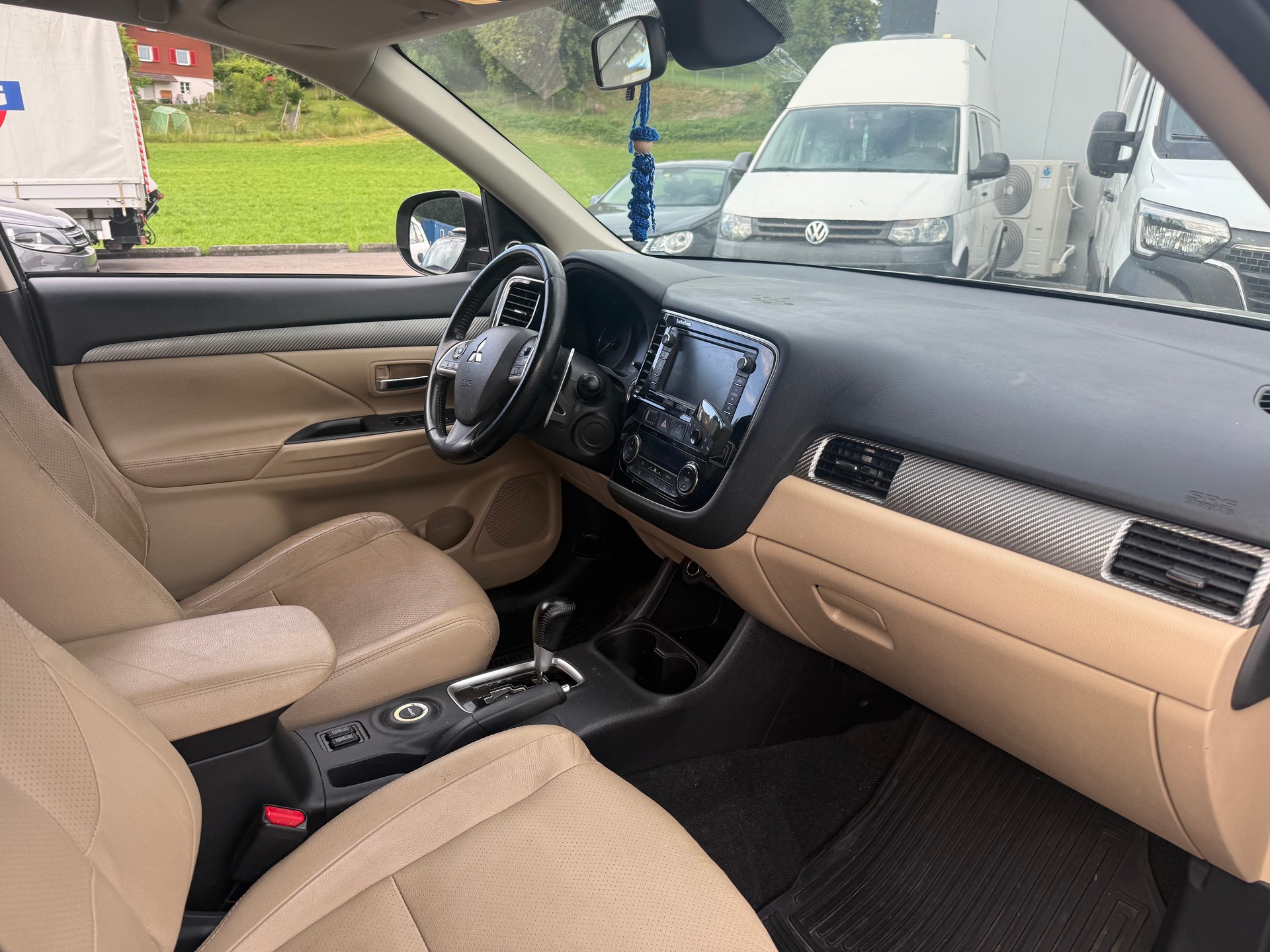 MITSUBISHI Outlander 2.2 DID Navigator Safety 4WD Automatic-image-10