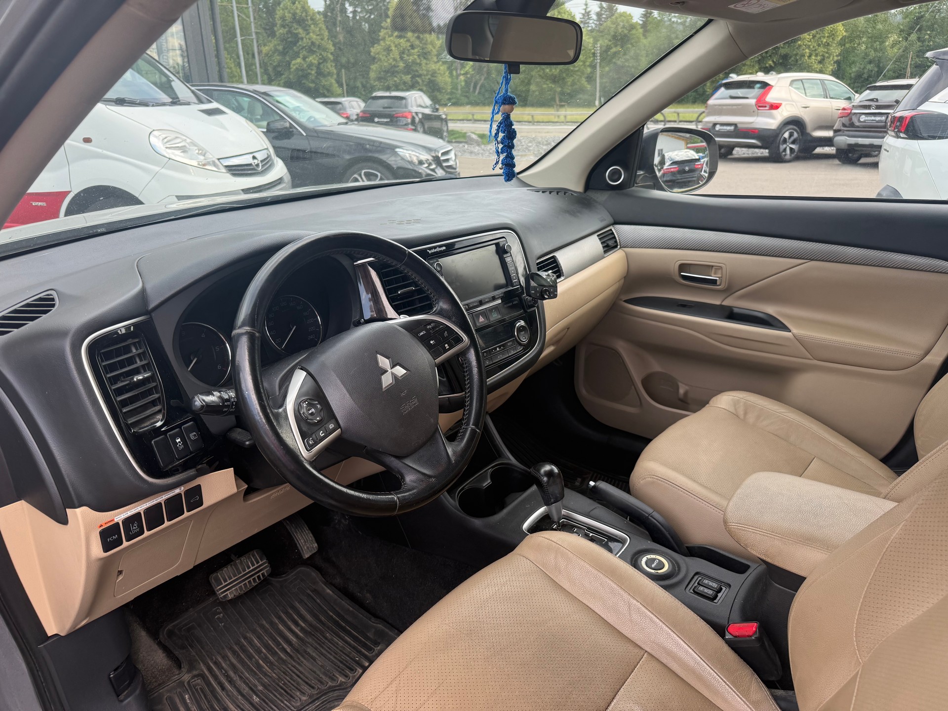 MITSUBISHI Outlander 2.2 DID Navigator Safety 4WD Automatic-image-8