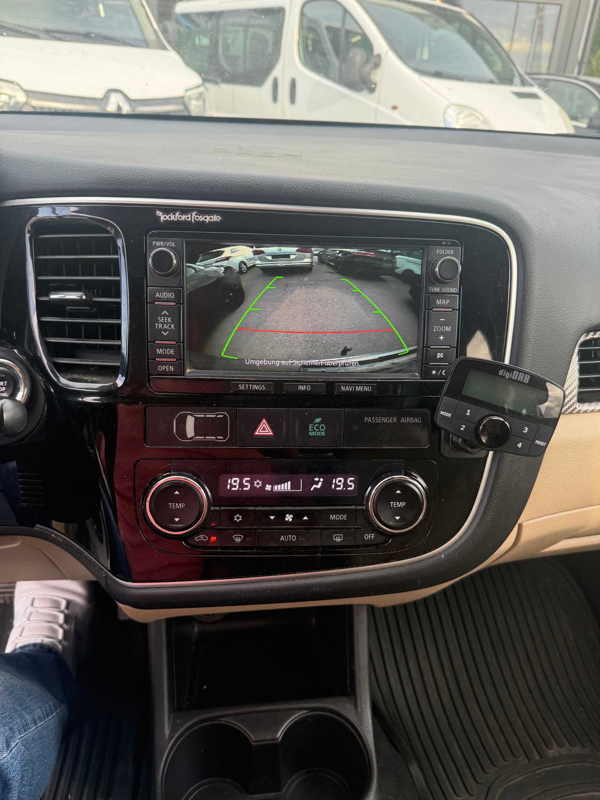 MITSUBISHI Outlander 2.2 DID Navigator Safety 4WD Automatic-image-14