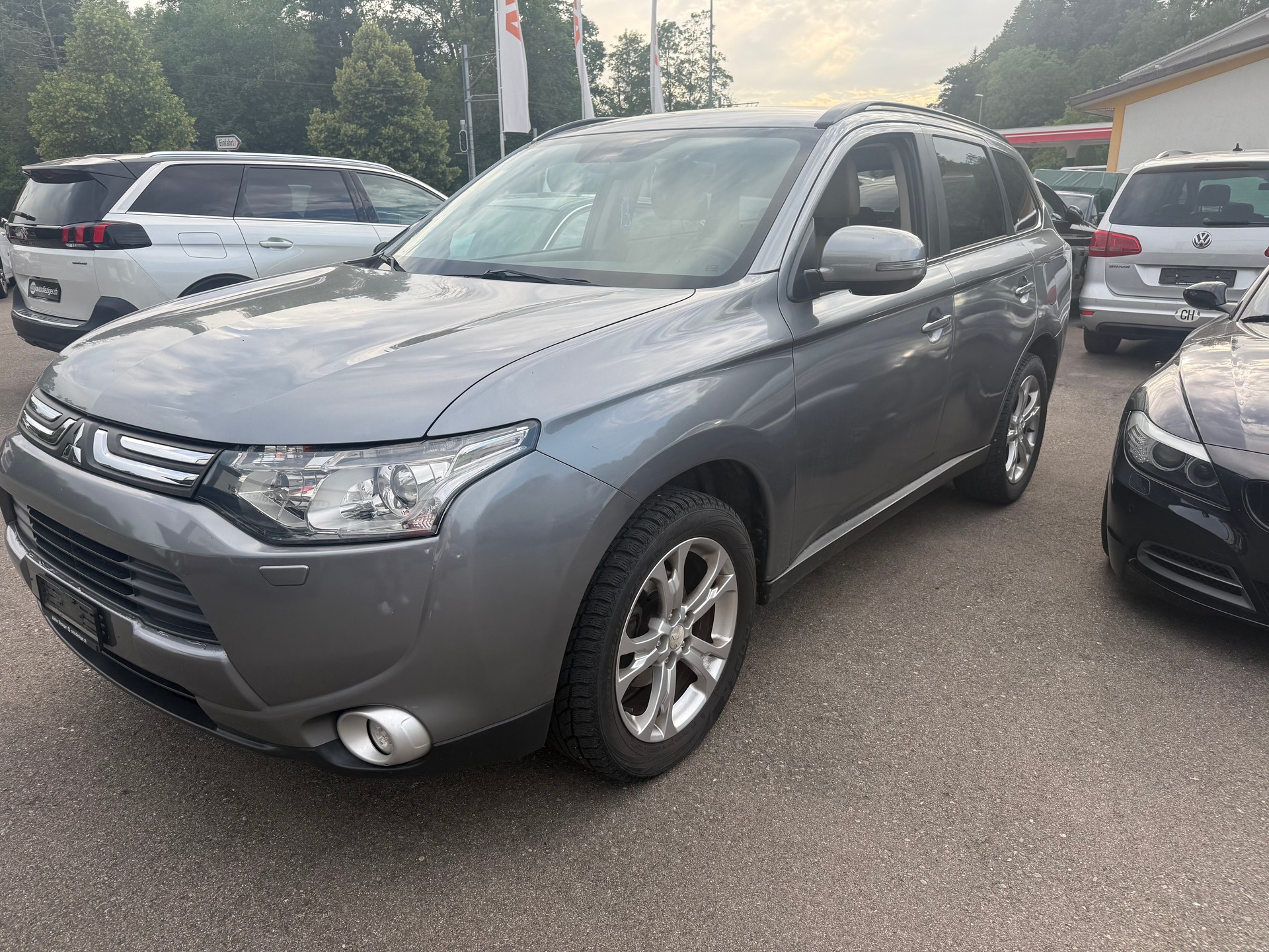 MITSUBISHI Outlander 2.2 DID Navigator Safety 4WD Automatic-image-1