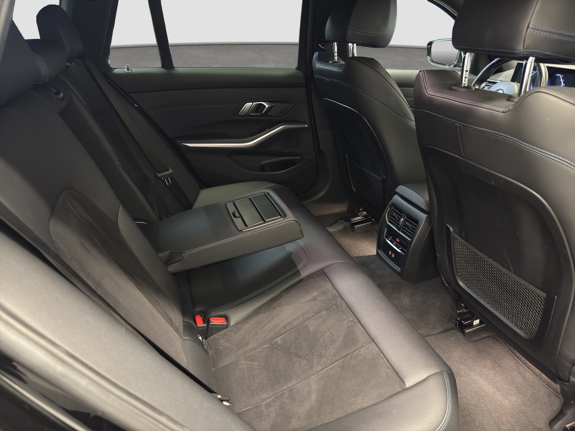 BMW 320e xDrive Touring Steptronic M Sport-image-12