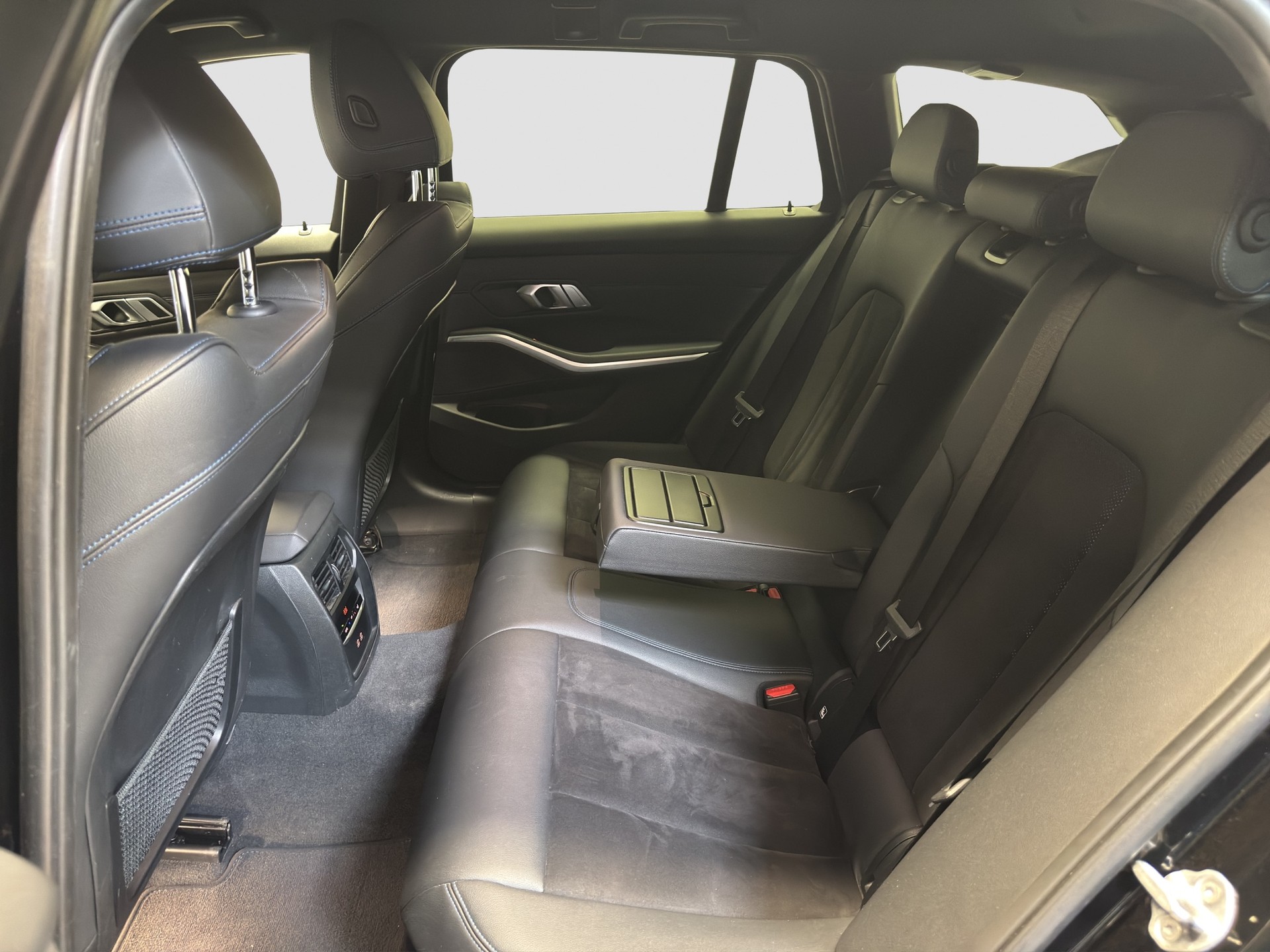 BMW 320e xDrive Touring Steptronic M Sport-image-11
