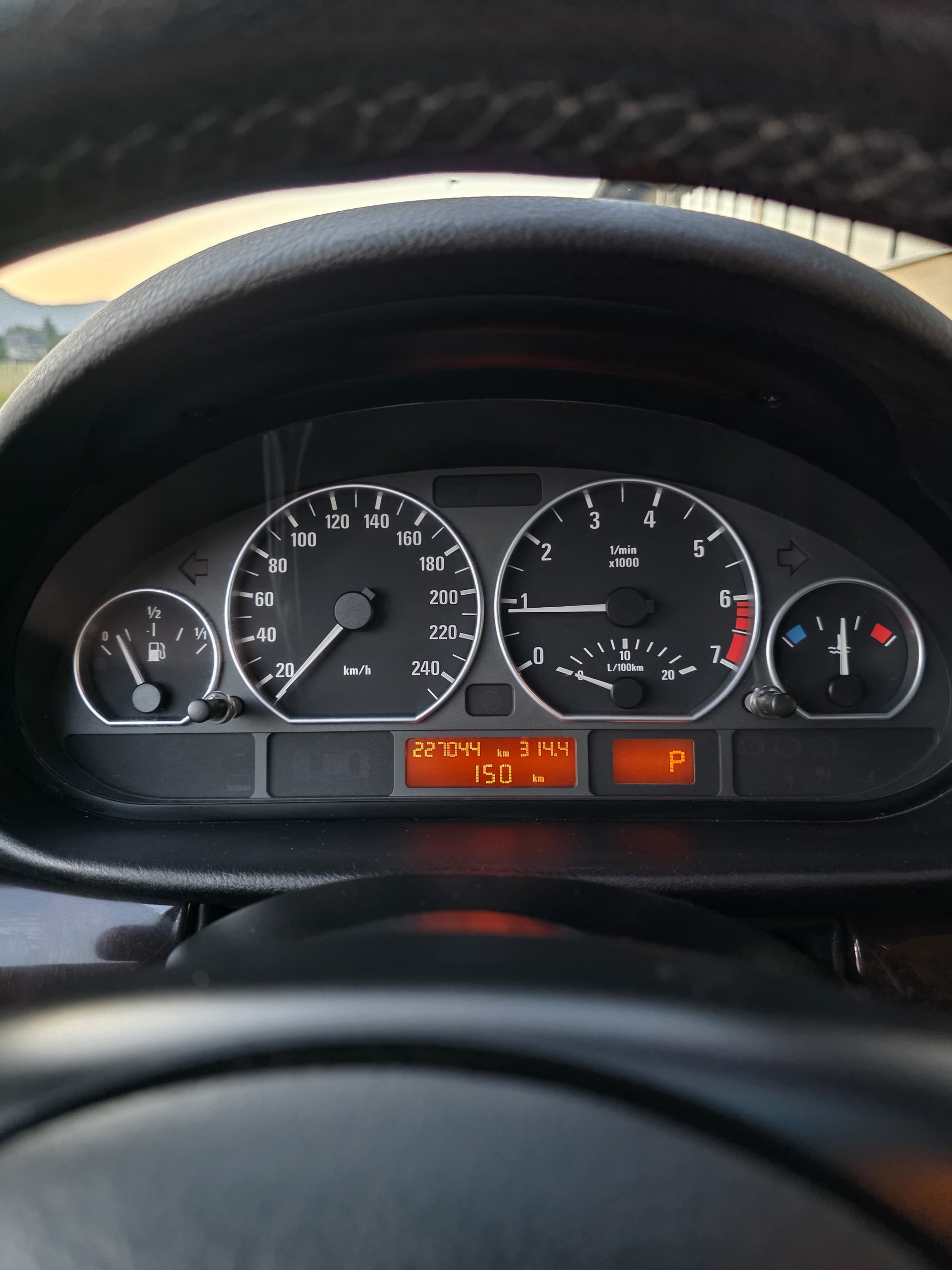 BMW 330i-image-8