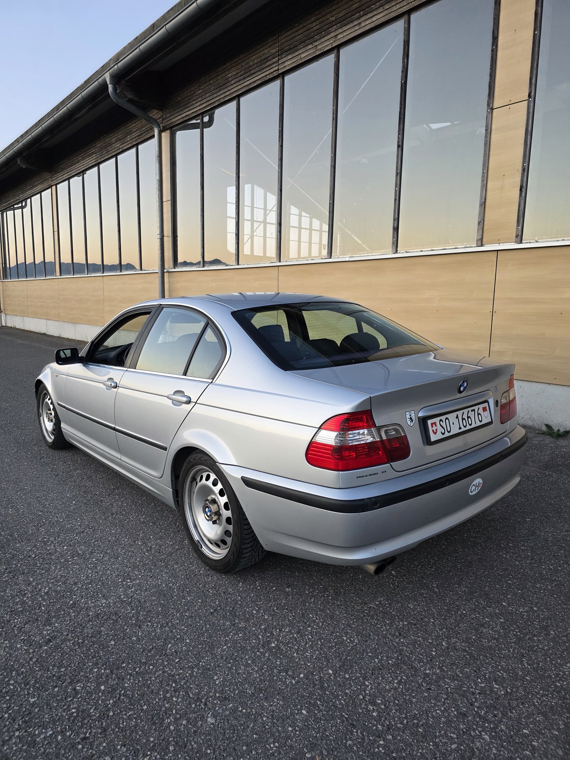 BMW 330i-image-2