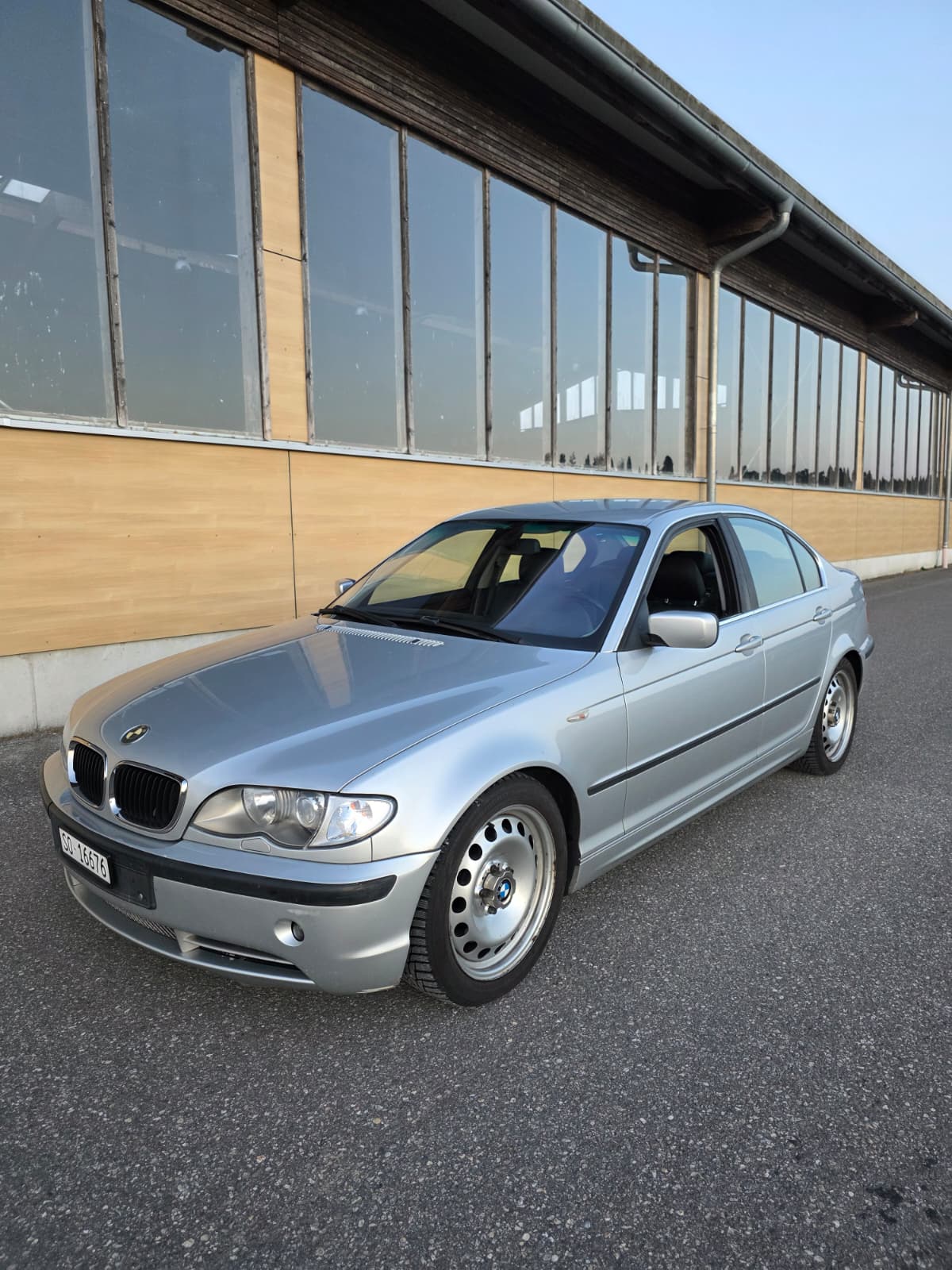 BMW 330i-image-1