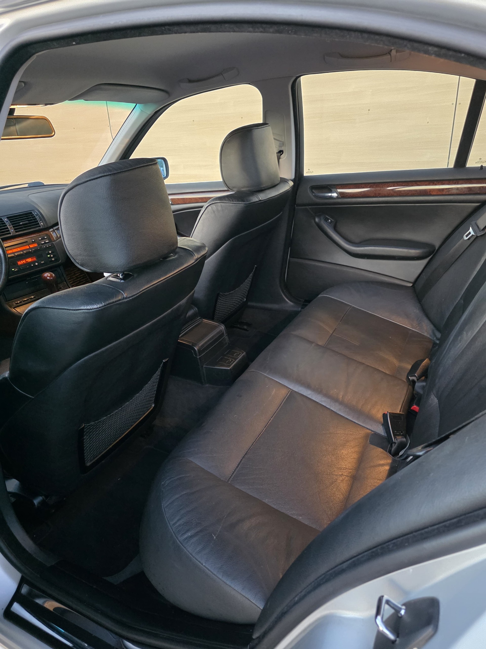 BMW 330i-image-6