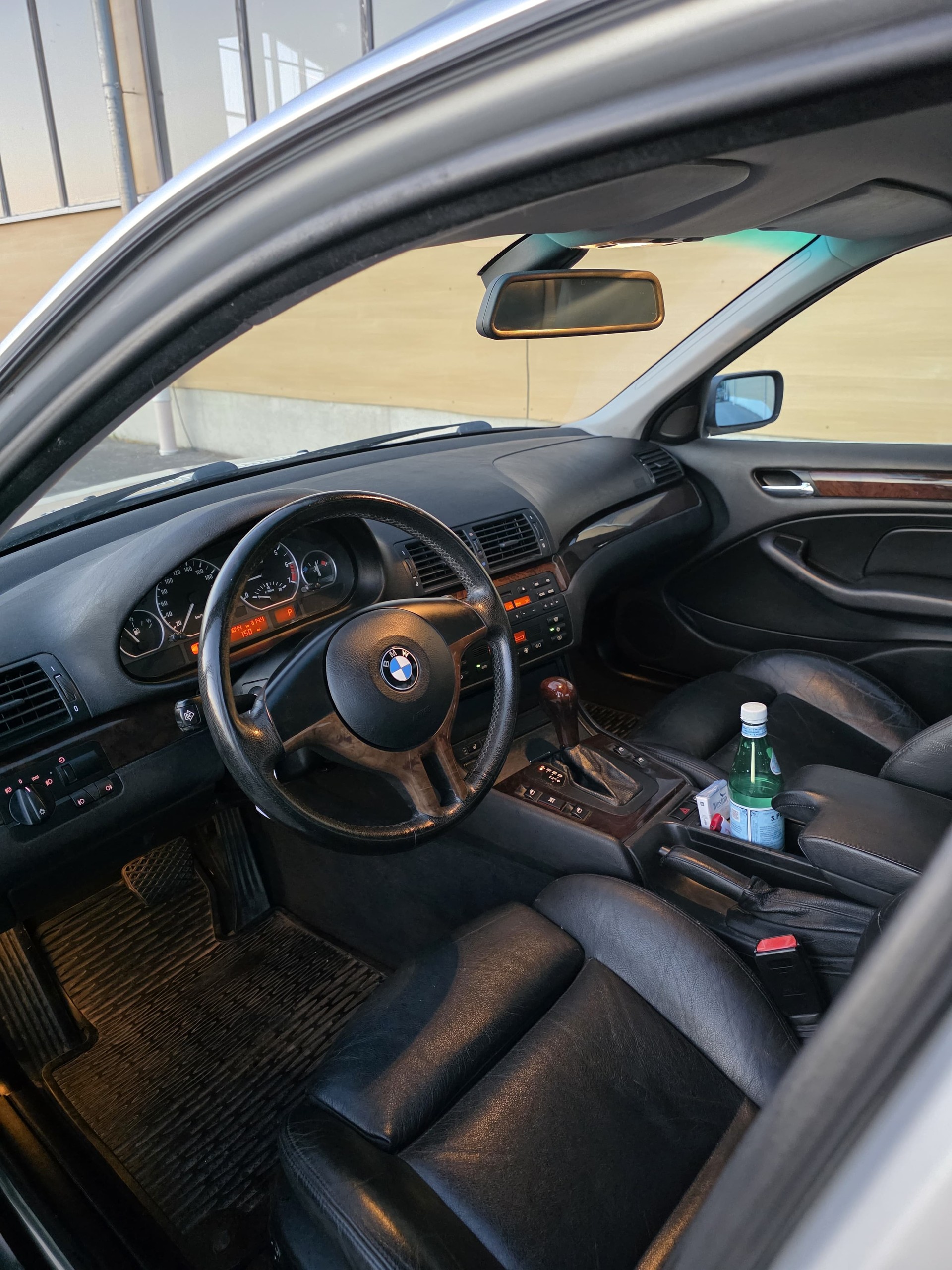 BMW 330i-image-4