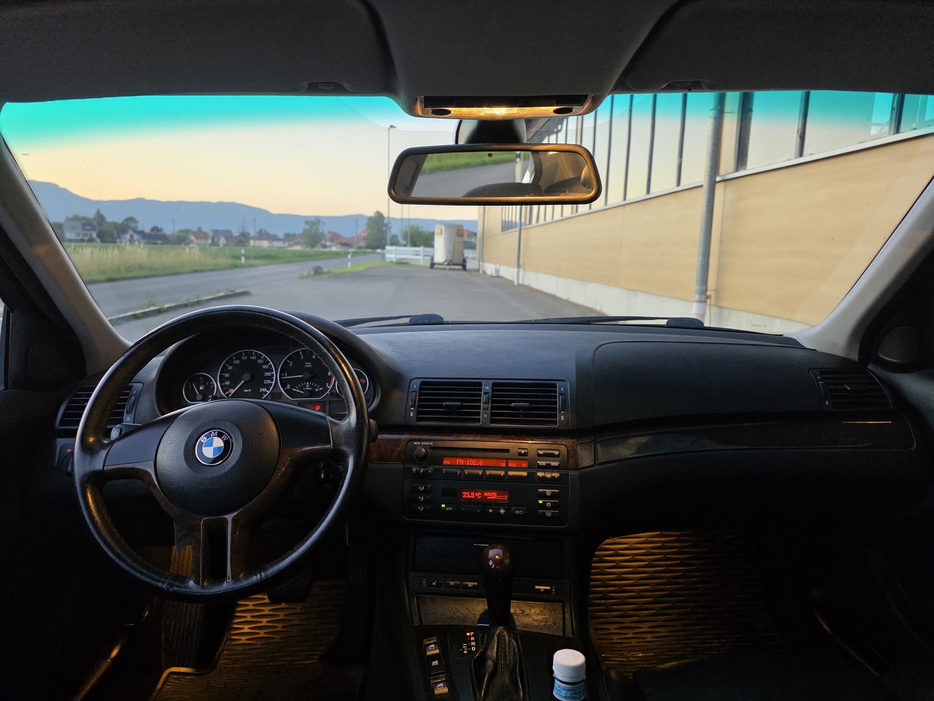 BMW 330i-image-5