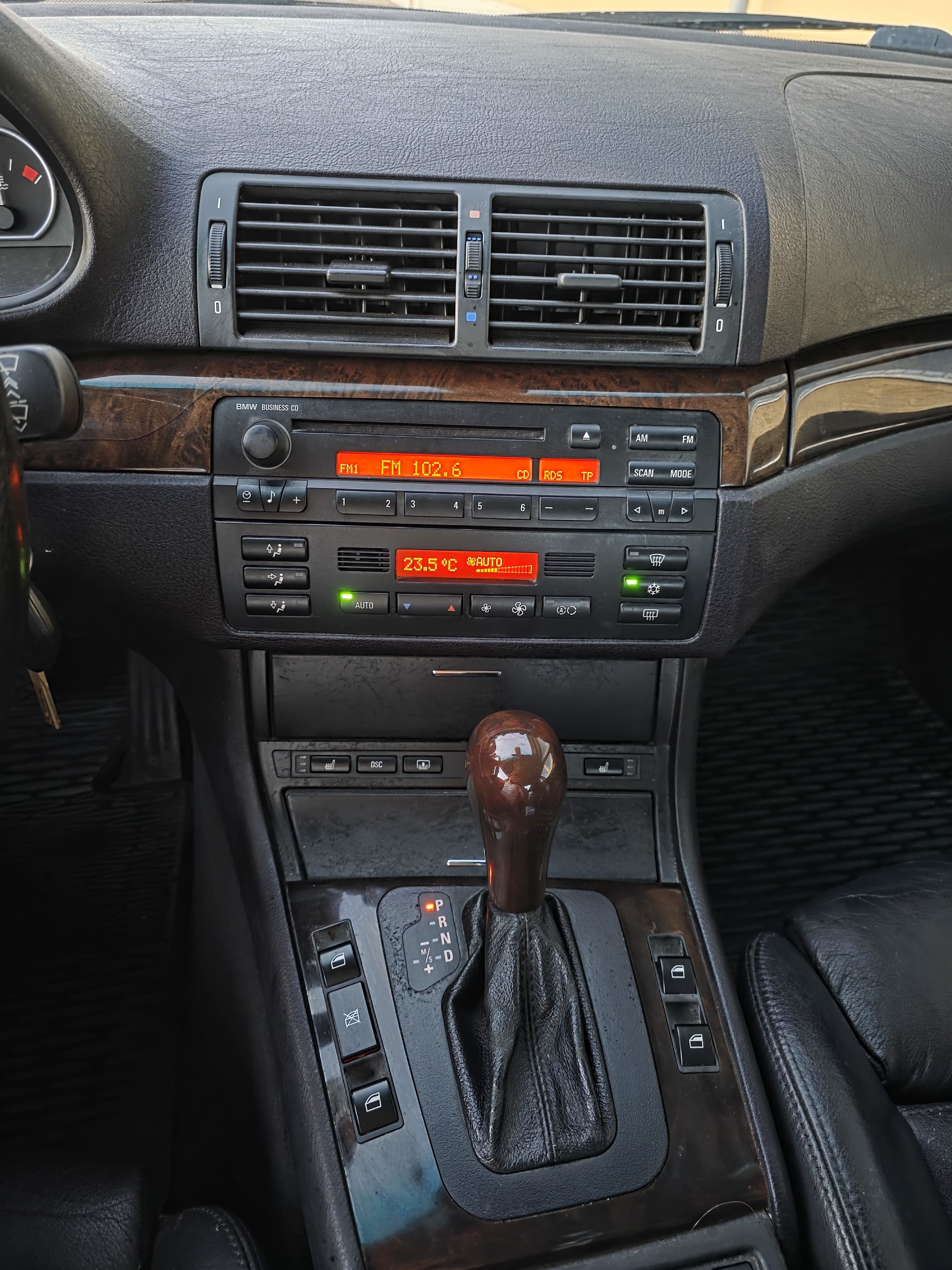 BMW 330i-image-7