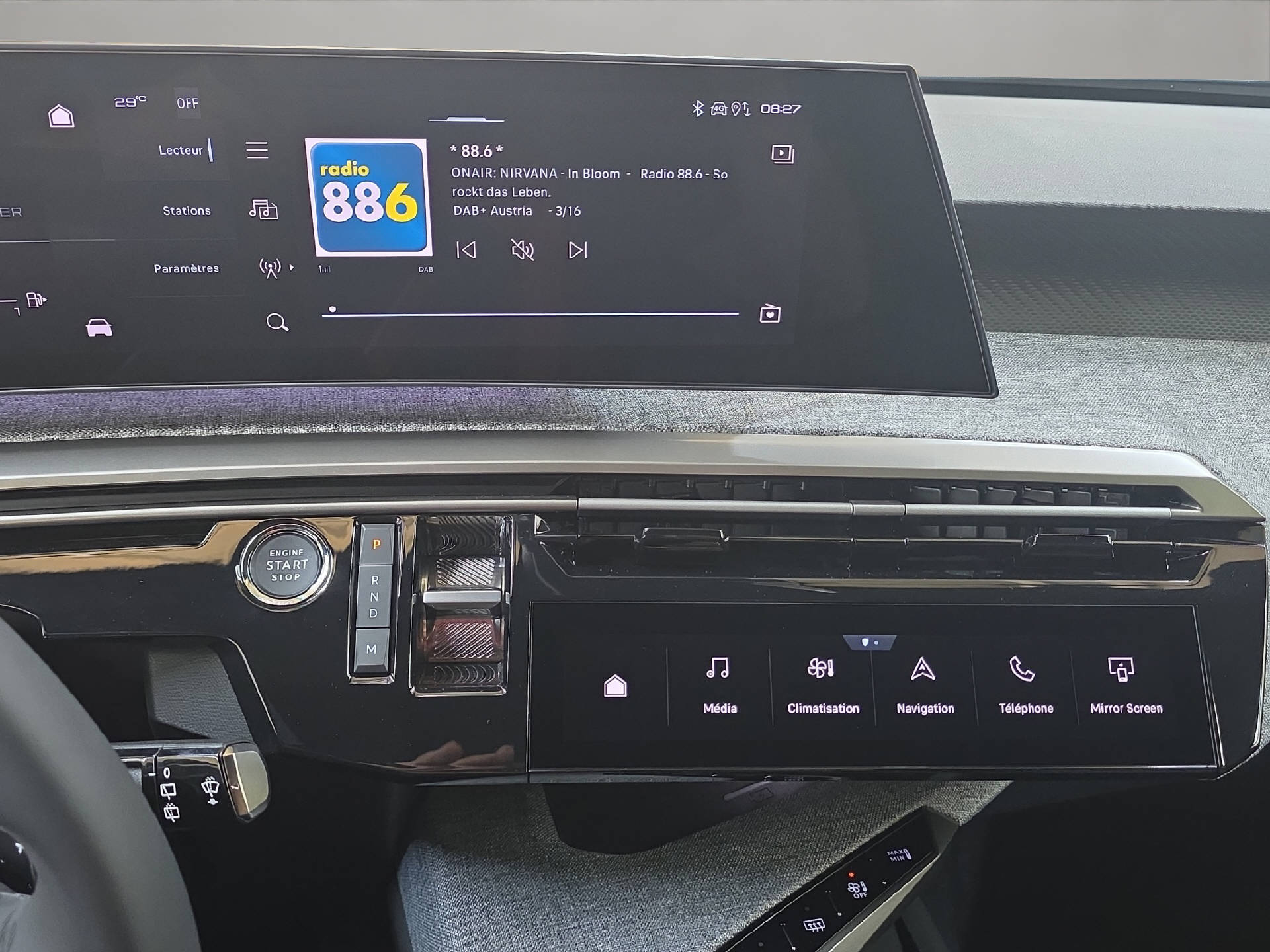 PEUGEOT 5008 1.2 Hybrid Allure Premium-image-8