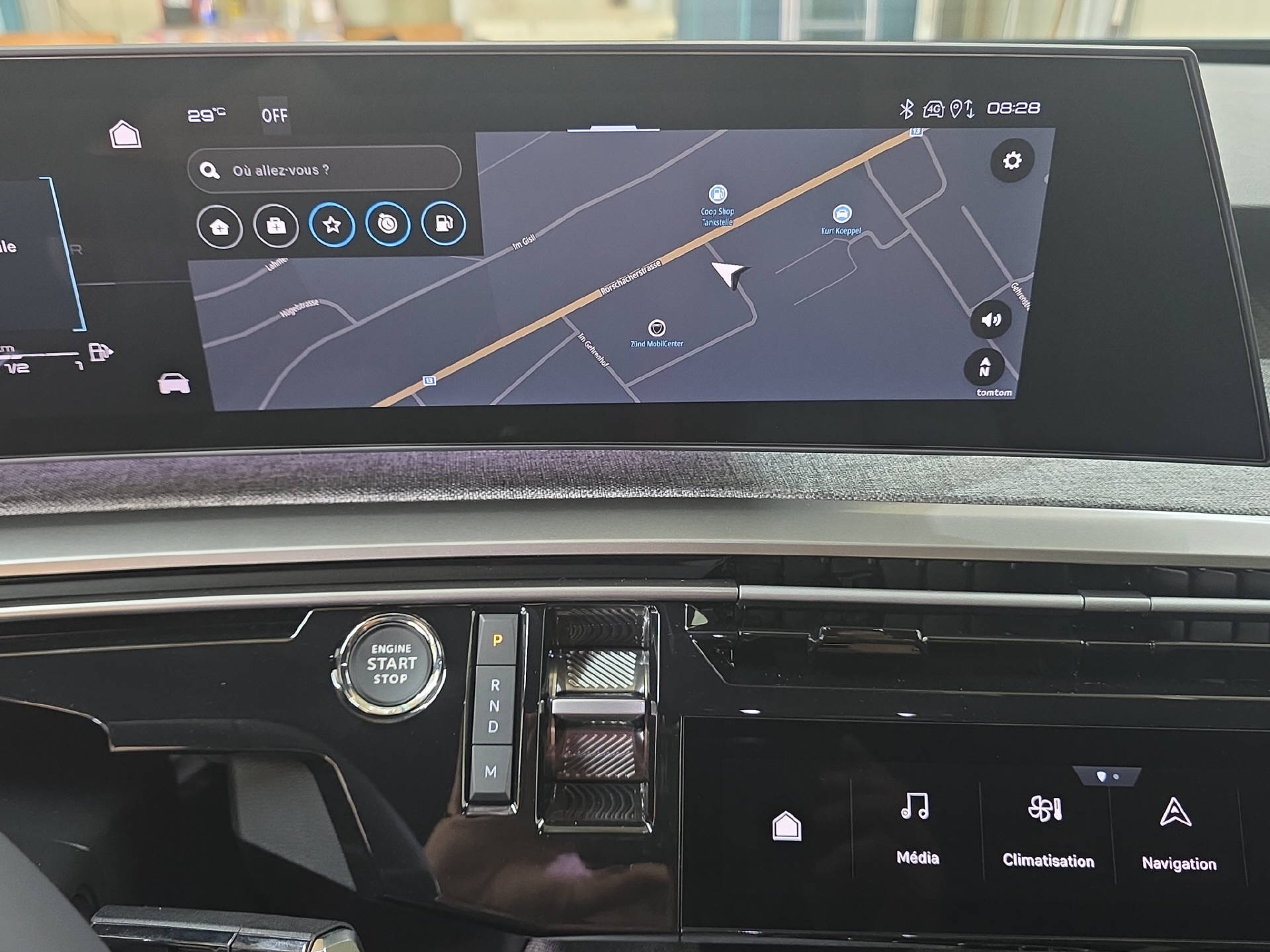 PEUGEOT 5008 1.2 Hybrid Allure Premium-image-14