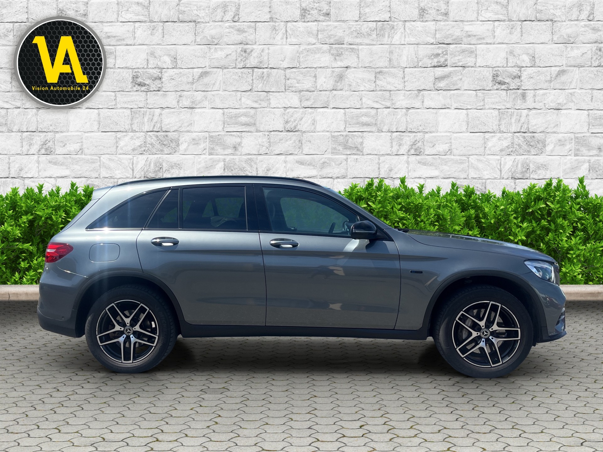 MERCEDES-BENZ GLC 350 e AMG Line 4Matic 7G-Tronic-image-4