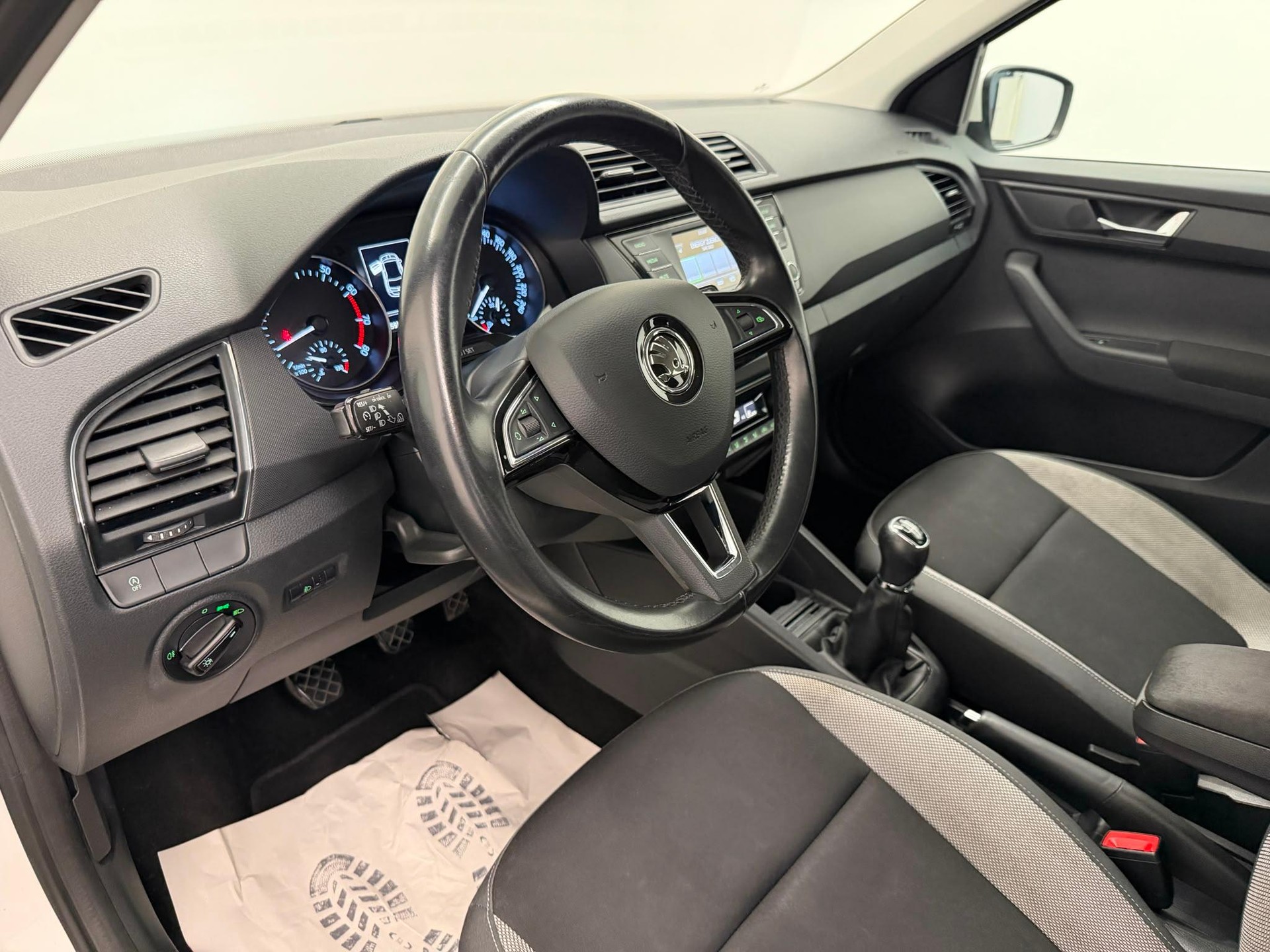 SKODA Fabia 1.2 TSI Ambition-image-8