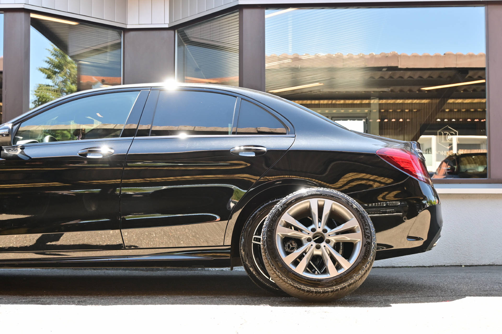 MERCEDES-BENZ C 300 e AMG Line 4matic-image-4