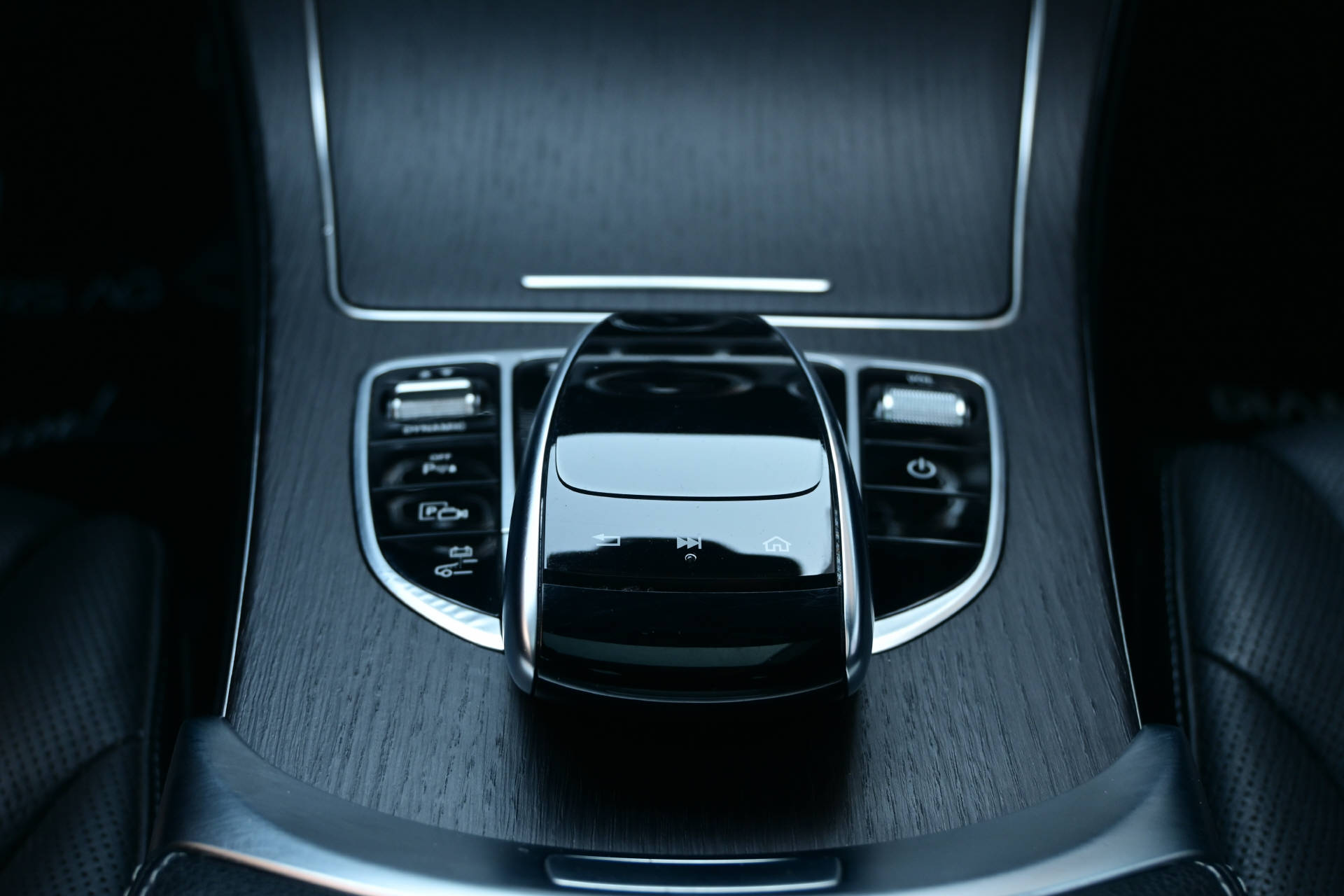 MERCEDES-BENZ C 300 e AMG Line 4matic-image-18