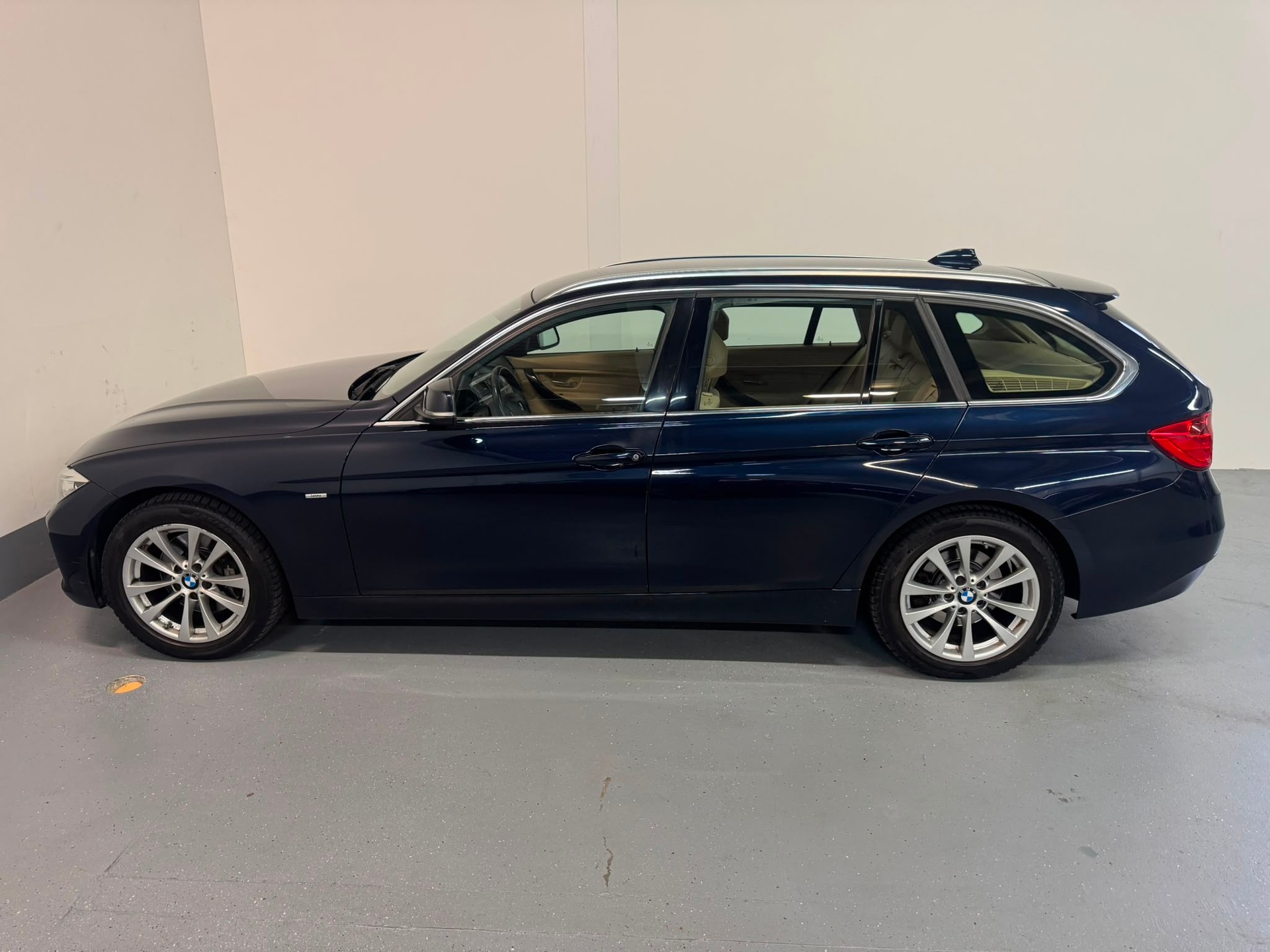 BMW 328i xDrive Touring Modern Line Steptronic-image-6