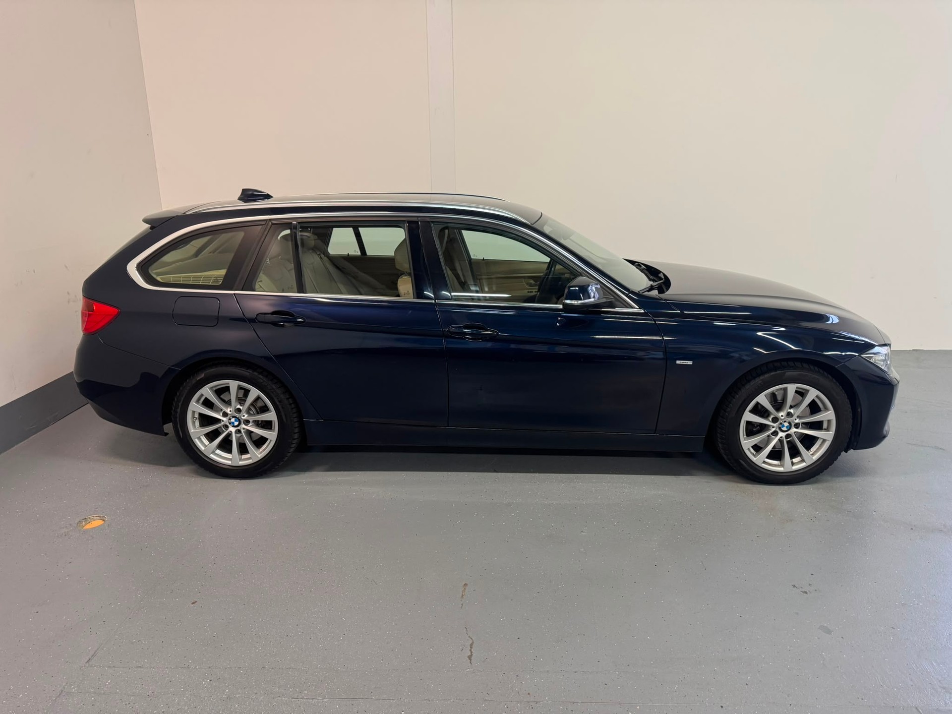 BMW 328i xDrive Touring Modern Line Steptronic-image-5
