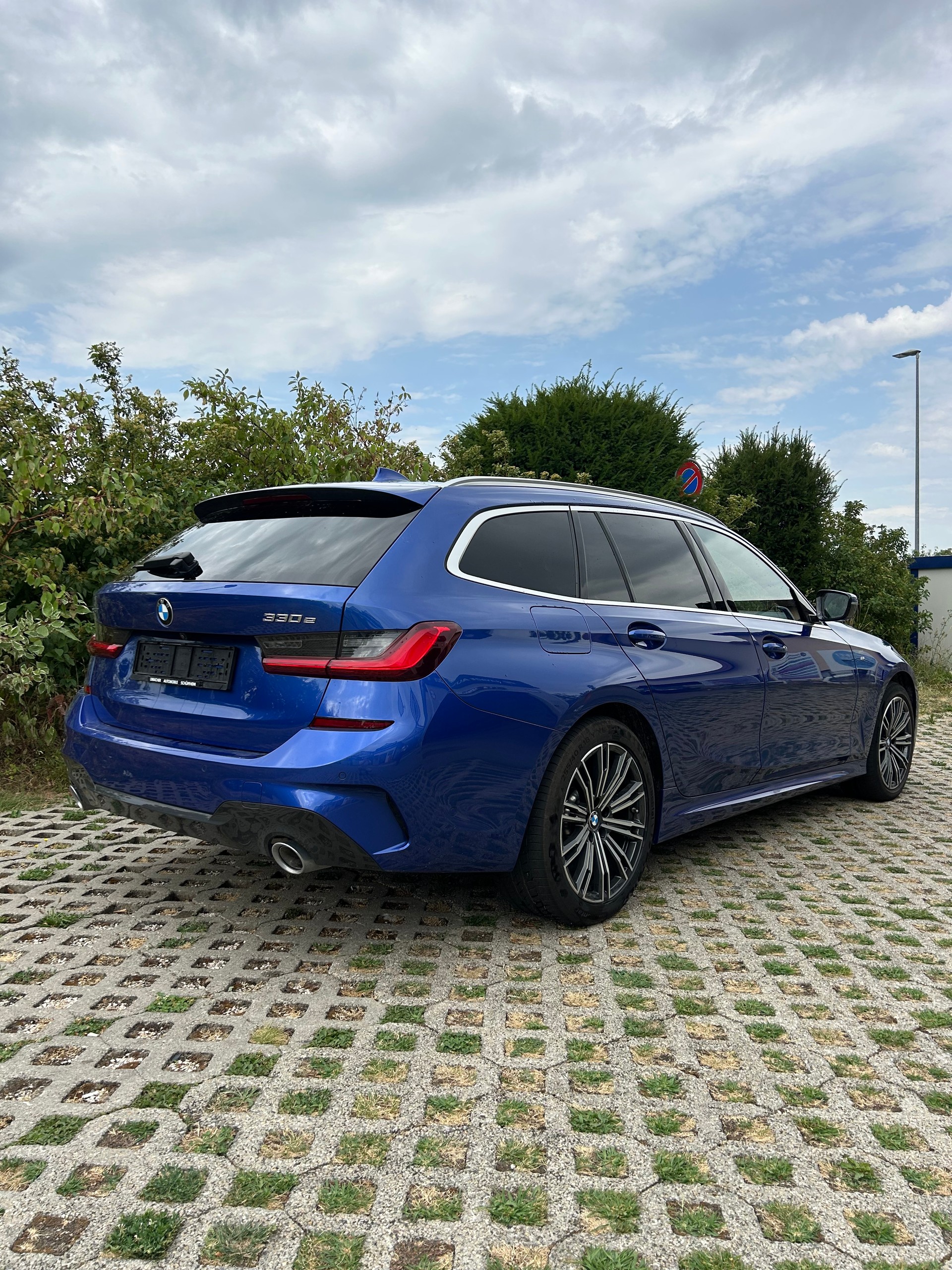 BMW 330e xDrive M Touring-image-1
