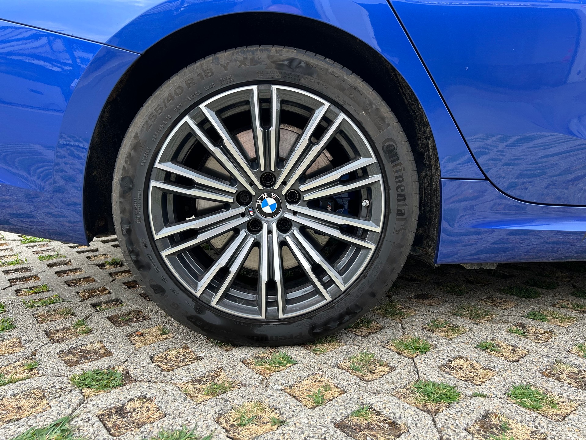 BMW 330e xDrive M Touring-image-5