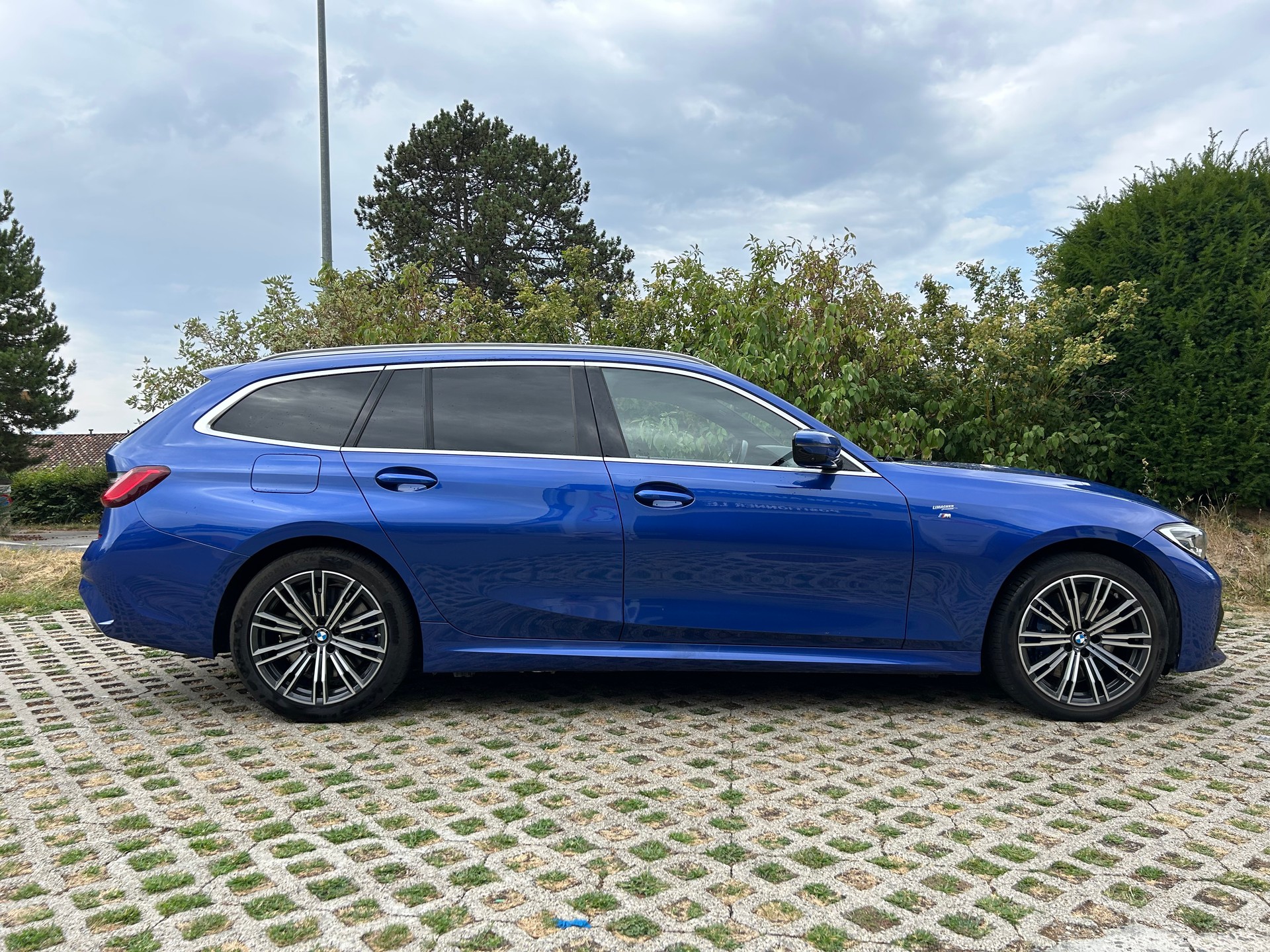 BMW 330e xDrive M Touring-image-2