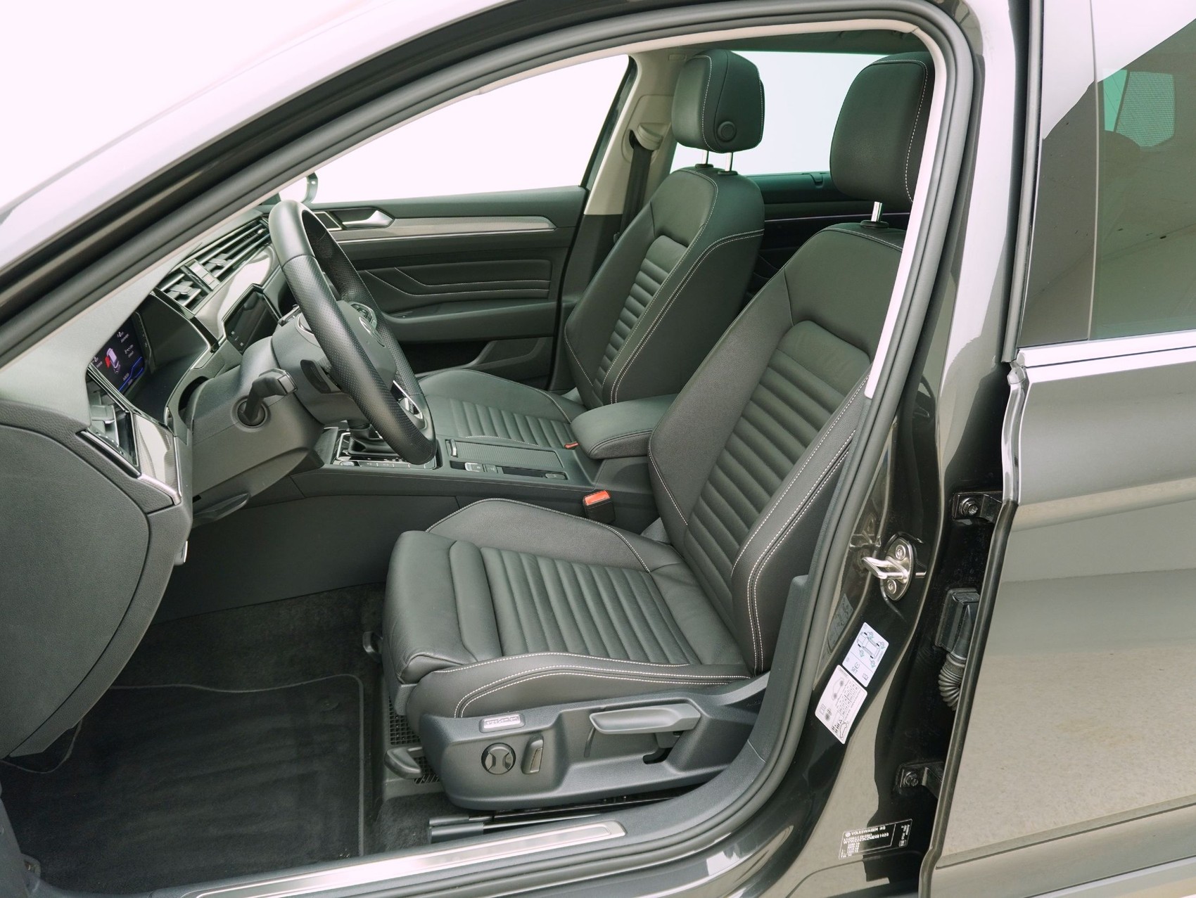 VW Passat Variant 2.0 TDI DSG Alltrack 4Motion-image-9