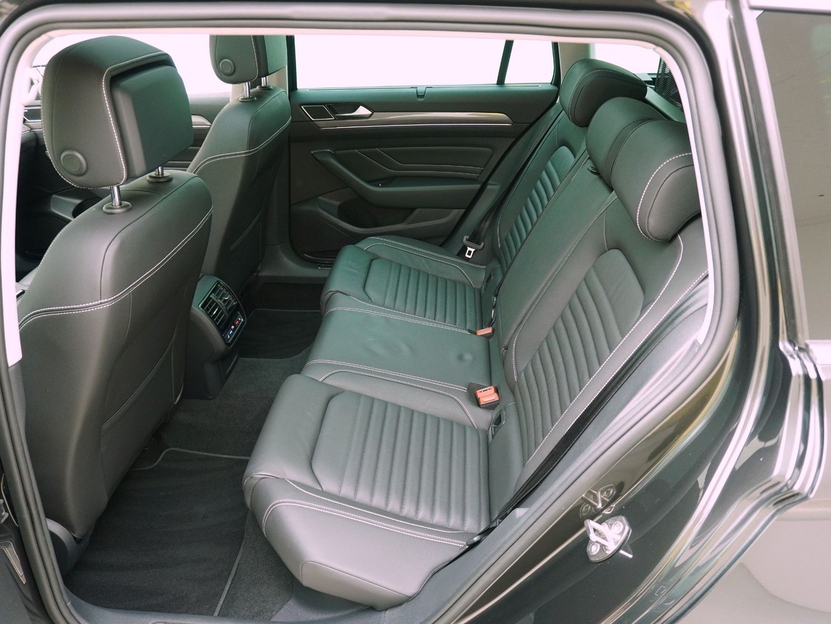 VW Passat Variant 2.0 TDI DSG Alltrack 4Motion-image-11