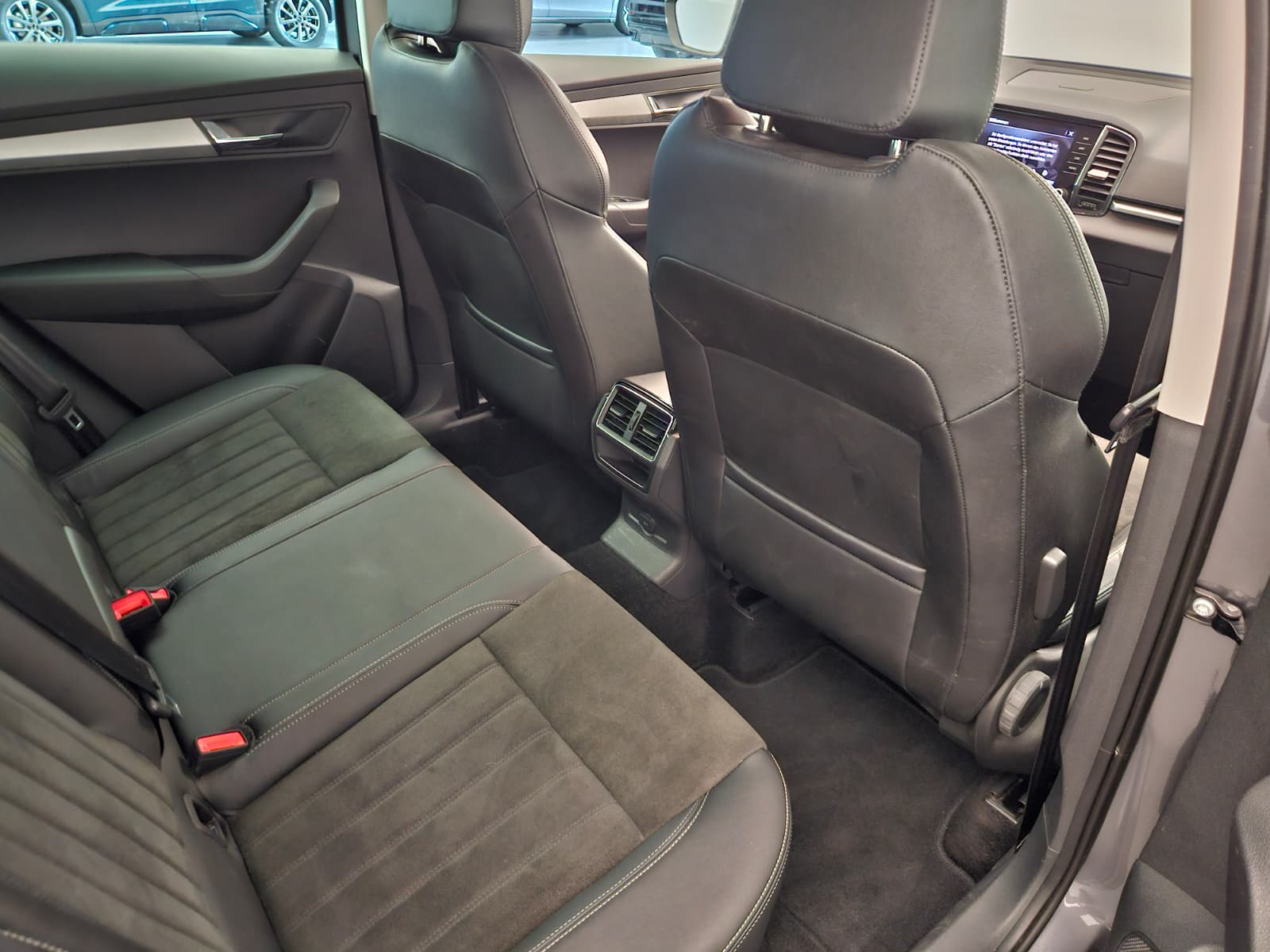 SKODA Karoq 1.5 TSI Ambition DSG-image-13