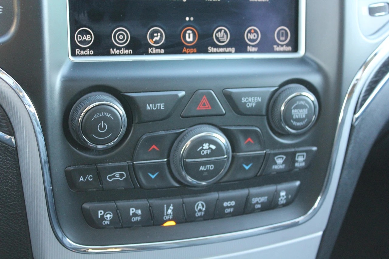 JEEP Grand Cherokee 3.0 CRD Summit Automatic-image-18