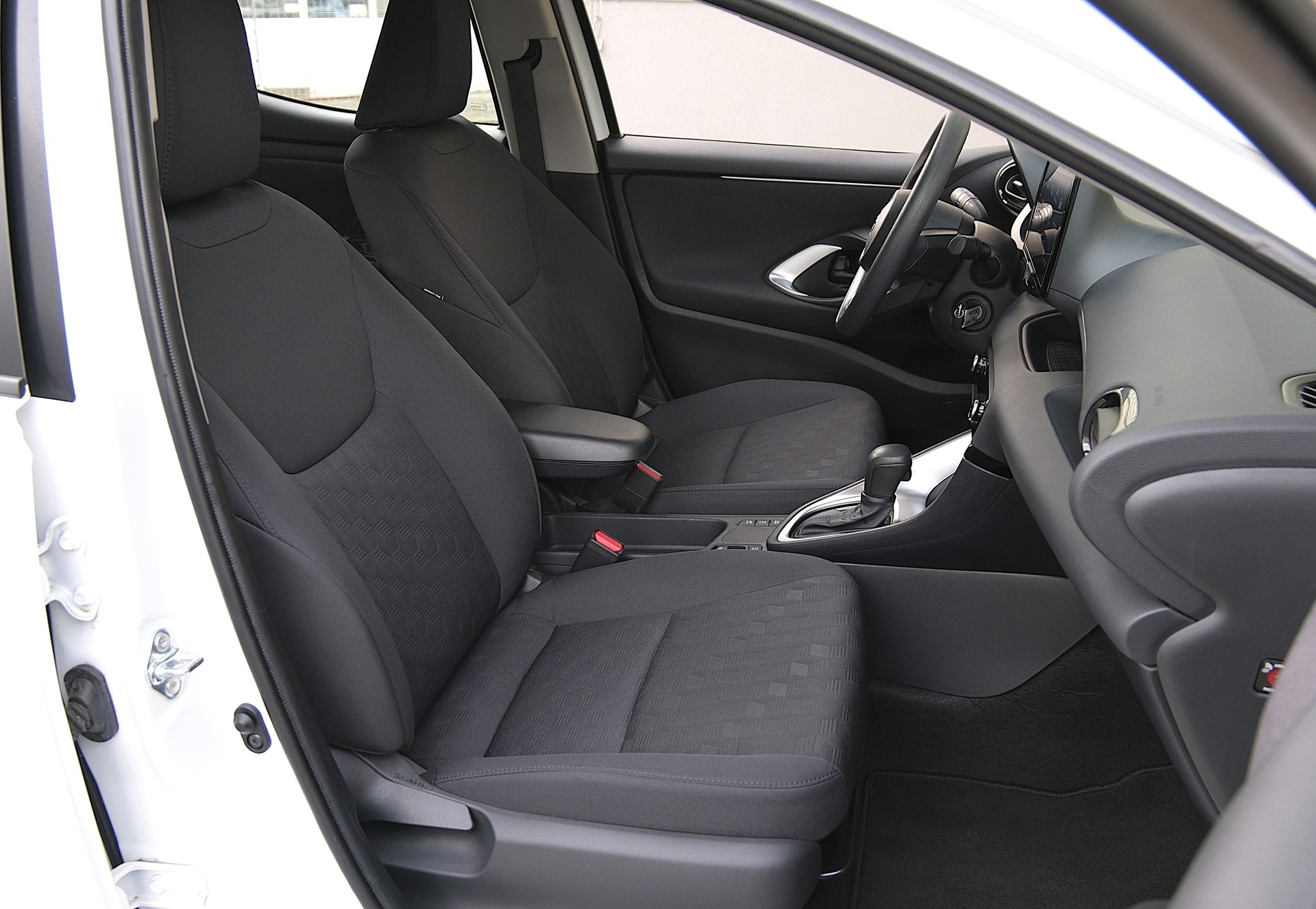 TOYOTA Yaris 1.5 Comfort e-CVT-image-18