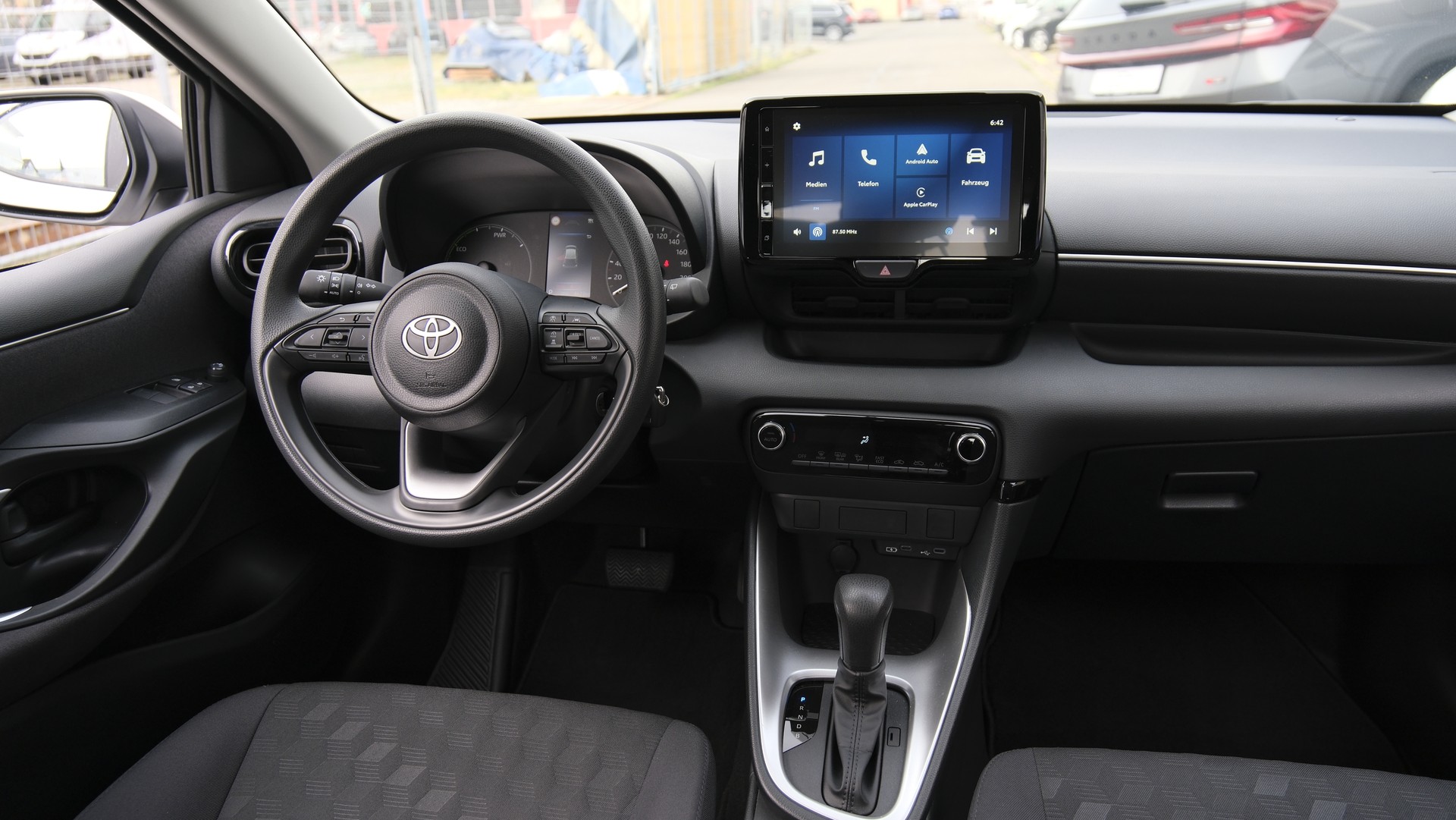 TOYOTA Yaris 1.5 Comfort e-CVT-image-14