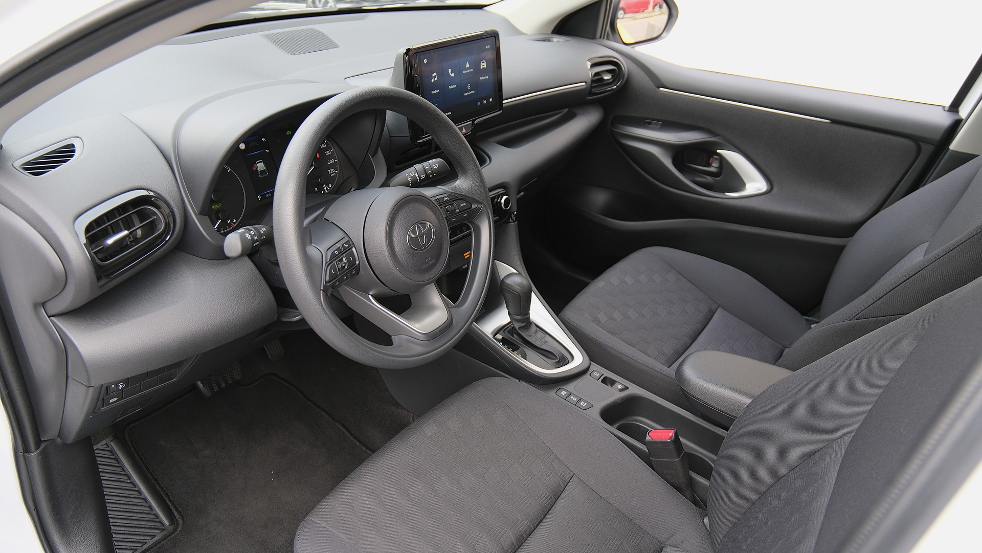 TOYOTA Yaris 1.5 Comfort e-CVT-image-2