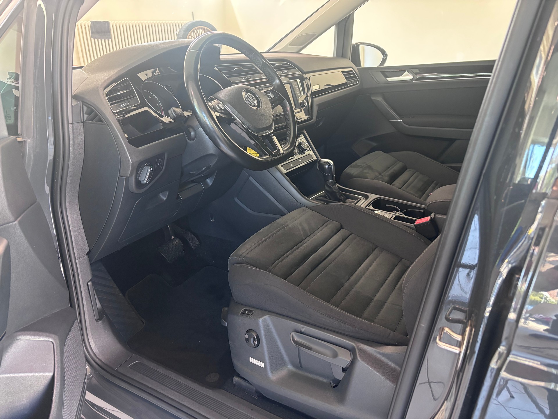 VW Touran 2.0 TDI BlueMotion Technology Highline DSG-image-8