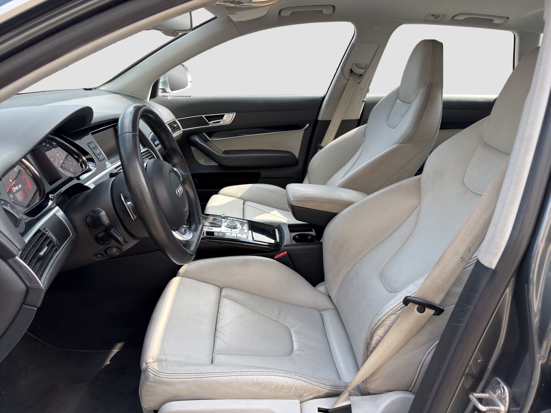 AUDI RS6 Avant 5.0 TFSI V10 quattro tiptronic-image-8
