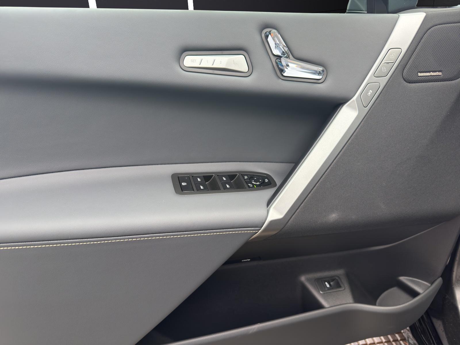 BMW iX xDrive60-image-13