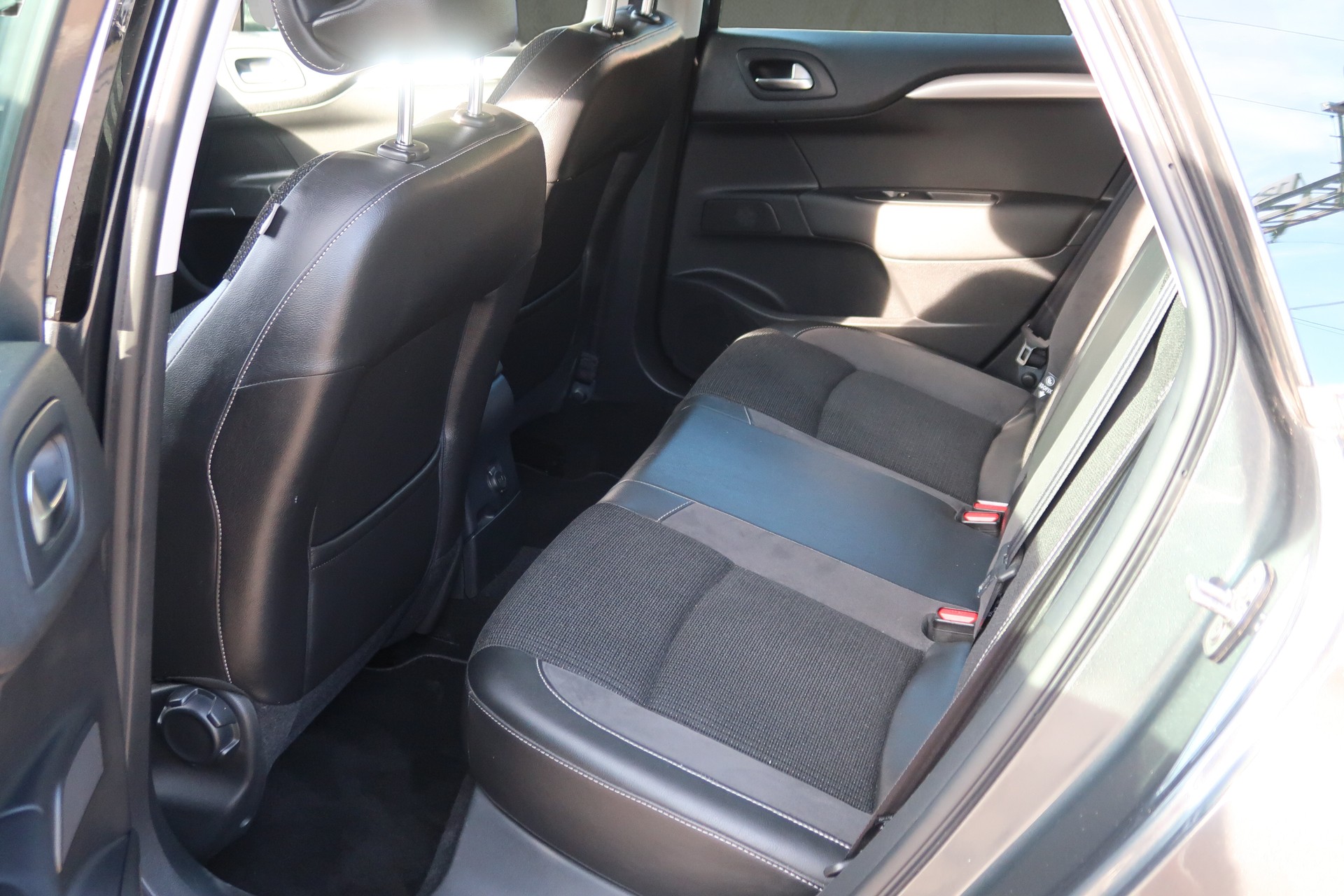 CITROEN C4 Berline 1.6 THP Exclusive EGS6-image-9