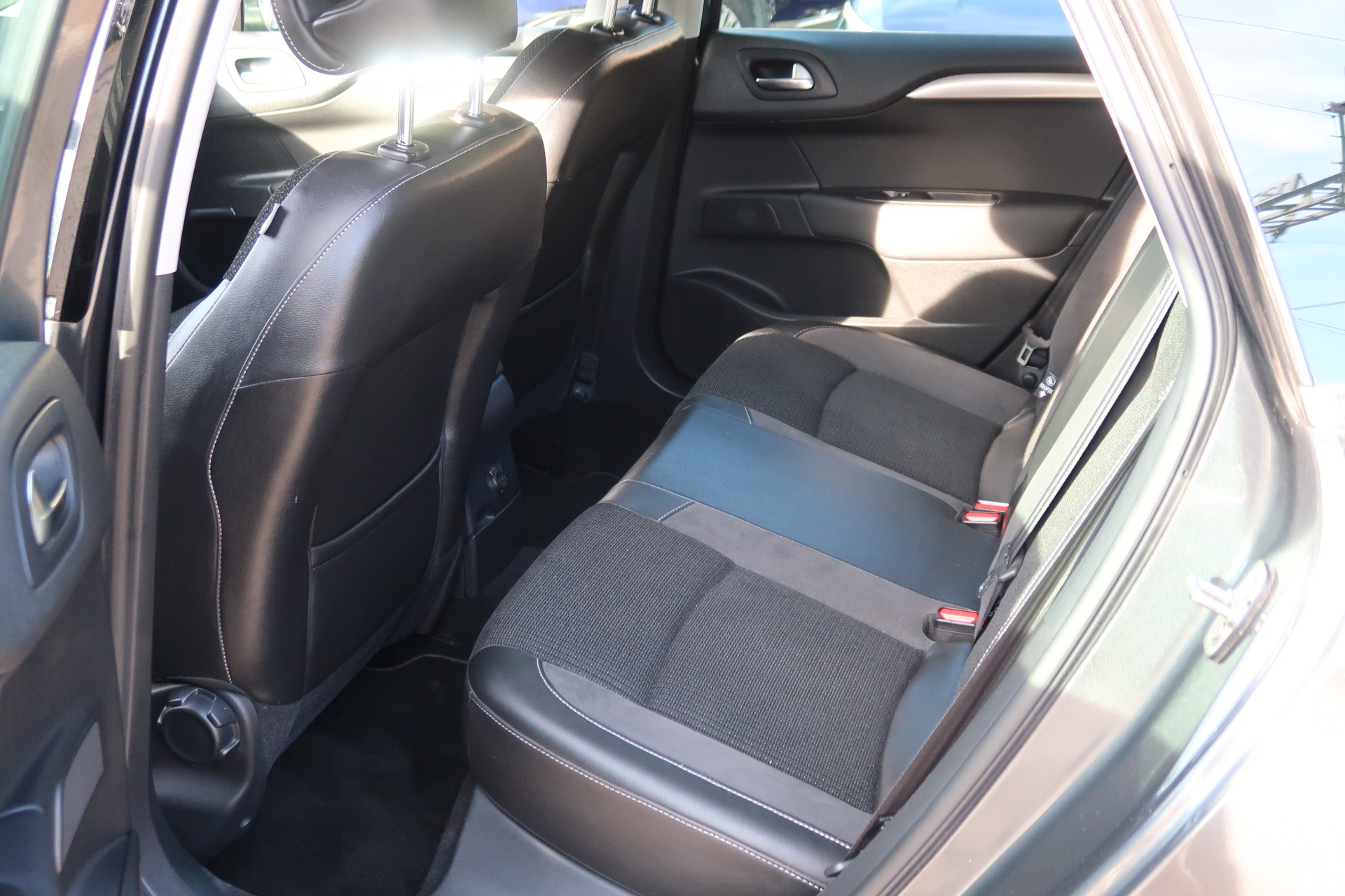 CITROEN C4 Berline 1.6 THP Exclusive EGS6-image-9