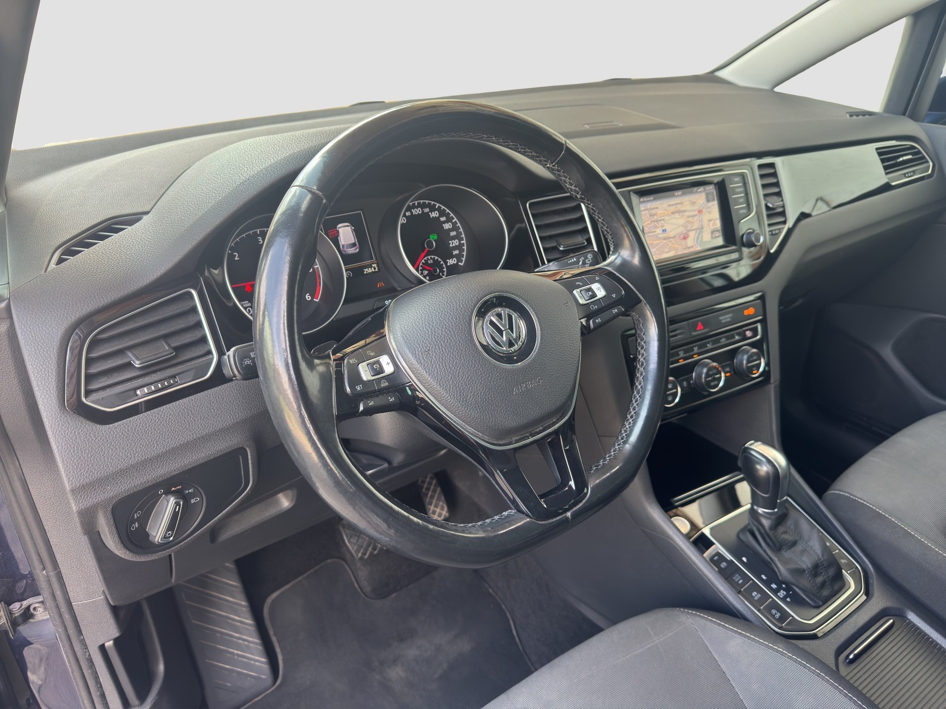 VW Golf Sportsvan 2.0 TDI Highline DSG-image-8