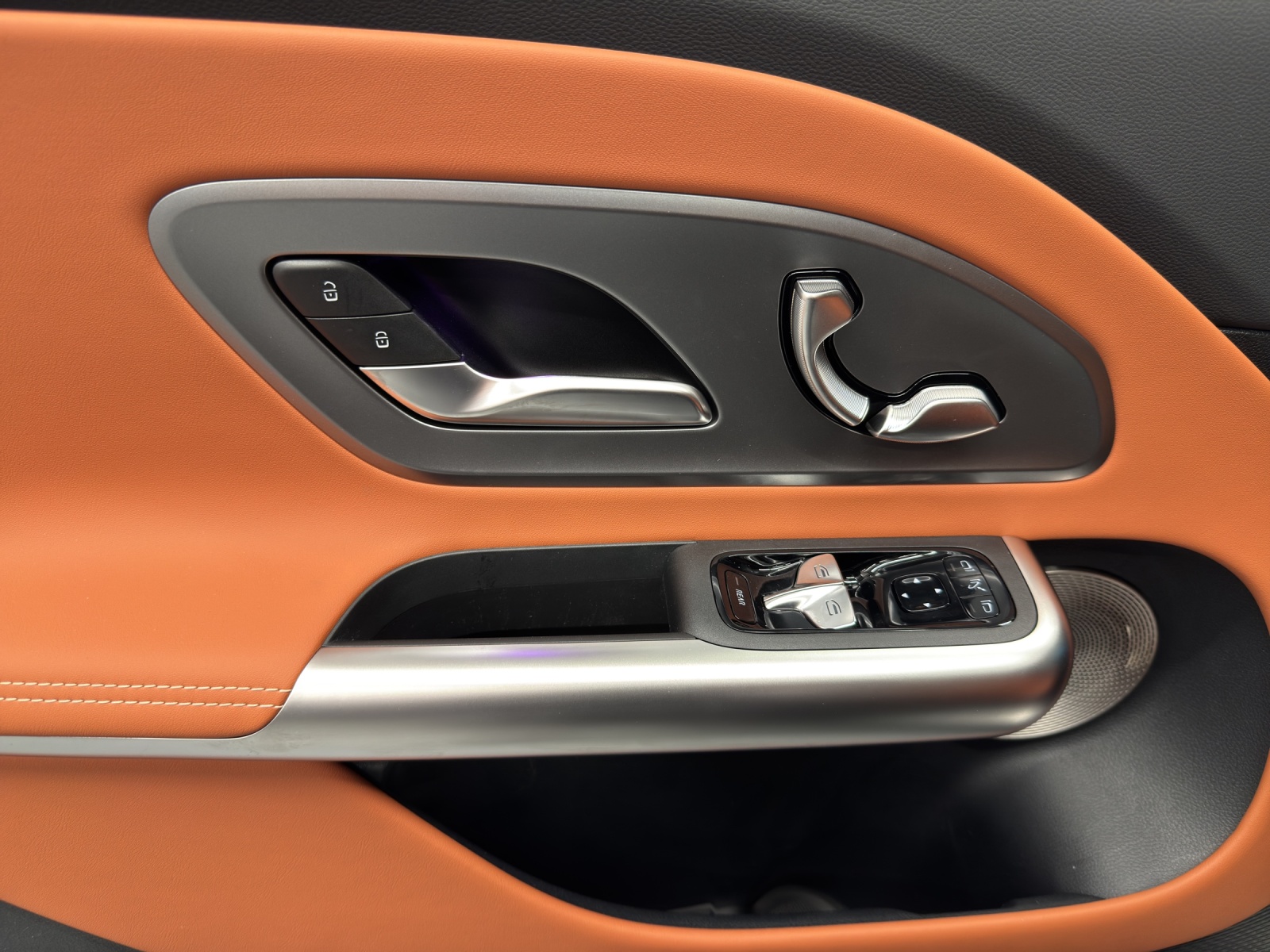 MERCEDES-BENZ GLB 220 4Matic-image-14